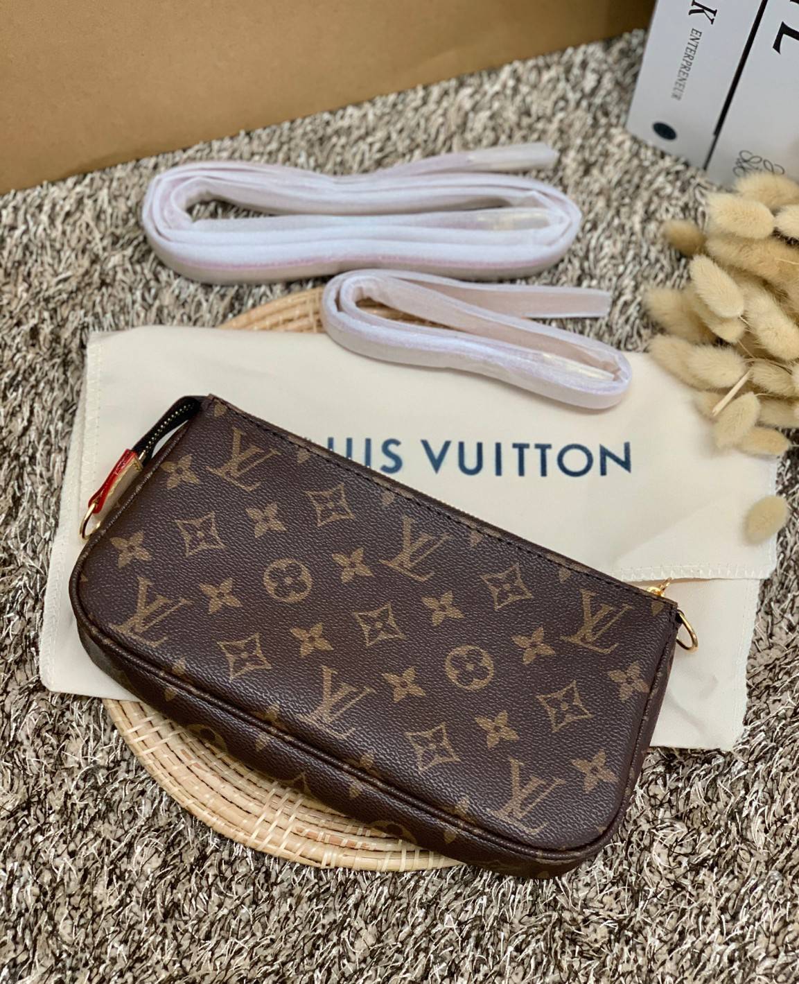 น้องน่ารักน่าใช้มากๆค่ะ LOUIS VUITTON POCHETTE ((Premium Gift Lv)) กระเป๋าหิ้ว//คล้องไหล่//สะพายข้าง//หรือถือแบบคลัท ชิลๆได้เลยค่า หนังแกะแท้นิ่มสวย เปิดปิดกระเป๋าแบบซิป ภายในสามารถใส่กระเป๋าเงินใบกลางได้; มือถือได้;พาสปอร์ตได้;ของจำเป็นจุกจิกสาวๆได้เยอะเ