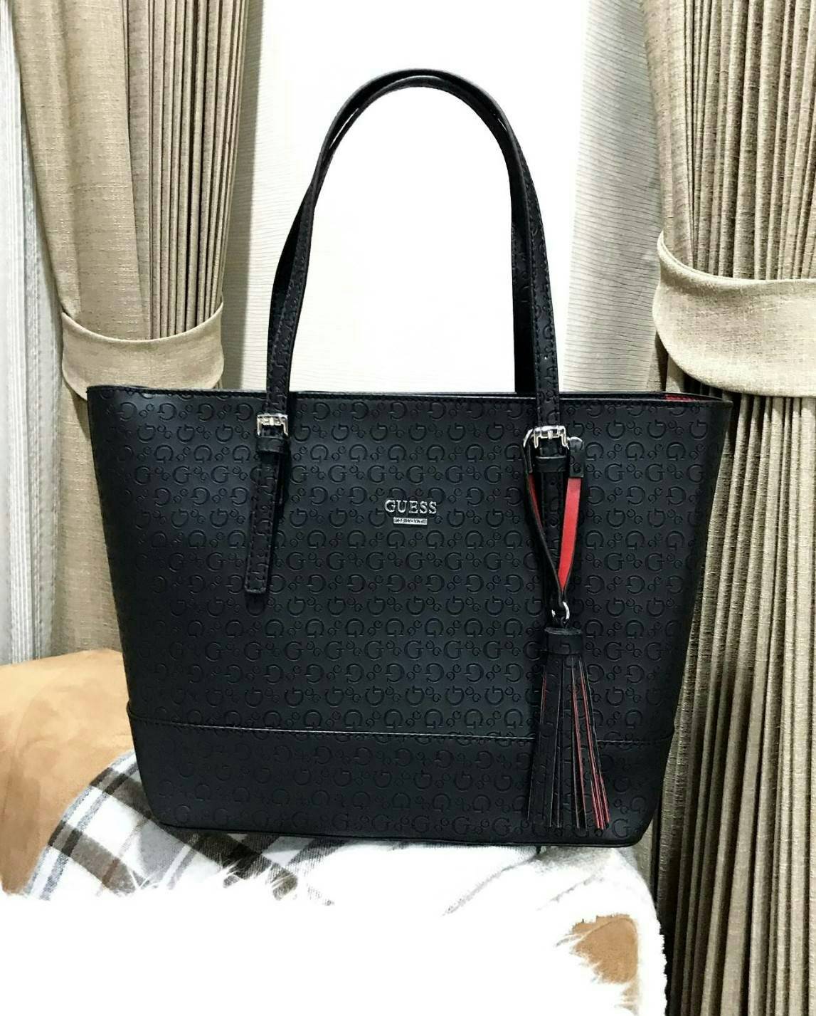 GUESS SINGNATURE SHOPPER BAG (SIZE L) กระเป๋าสะพายรุ่นใหม่ล่าสุดจาก GUESS FACTORY หนังสวยอยู่ทรงปั้มลาย Singnature Brand รอบใบ ด้านหน้าประดับโลโก้แบรนด์ ด้านหลังมีช่องใส่ของ หูหิ้วสะพายไหล่ได้สามารถเลื่อนปรับระดับได้ พร้อมประดับพู่หนังห้อยที่หูกระเป๋าดูมี