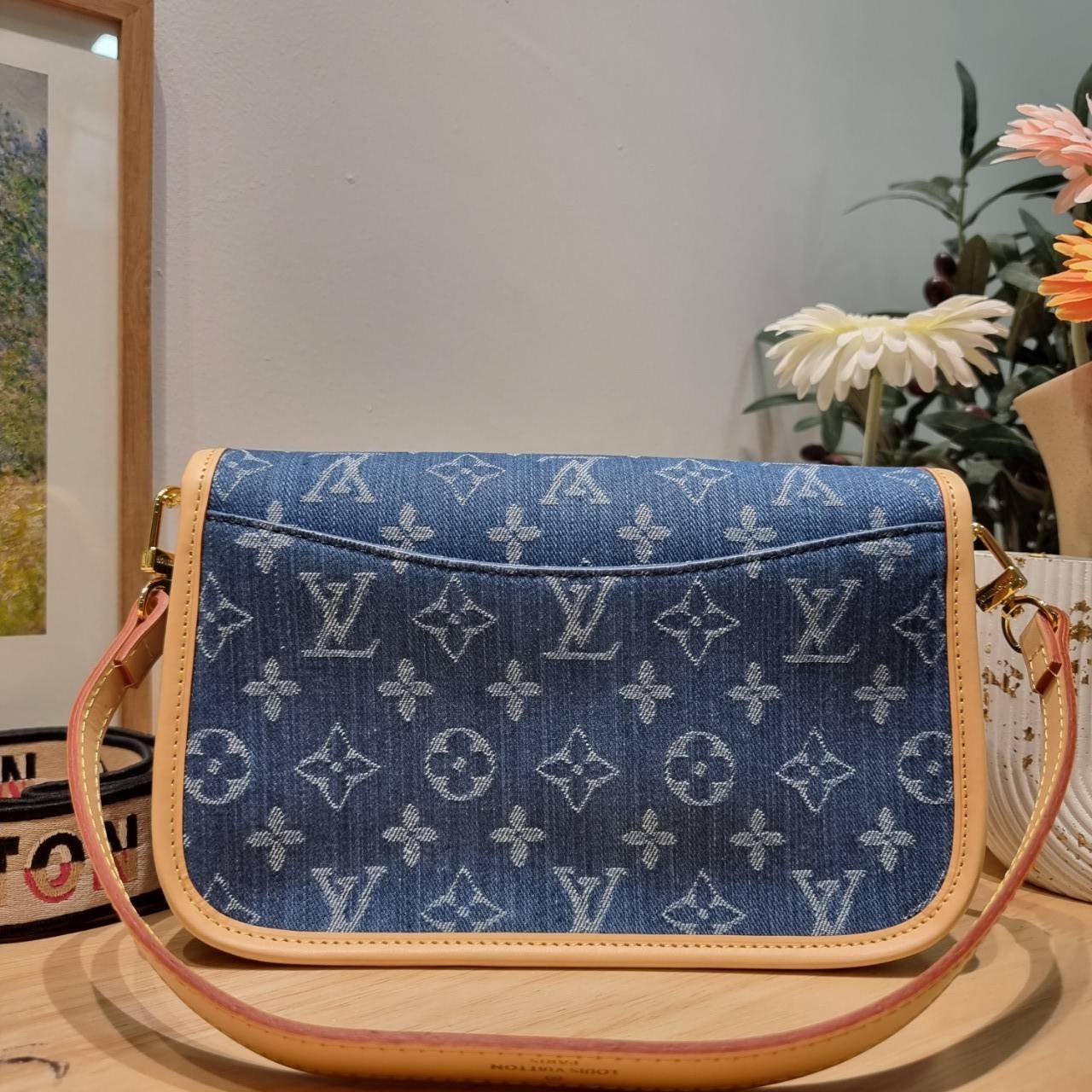 LV diane monogram denim bag กระเป๋ามัลติฟังก์ชั่น ดีไซน์ใหม่ ออกมาได้น่ารักน่าใช้มากๆ สียีนส์สวยมีเสน่ห์ มีสายมาให้ถึง 2 แบบ สายหนังคล้องไหล่ได้ ปรับสะพายข้างได้ และสายสปอร์ตครอสบอดี้ได้
