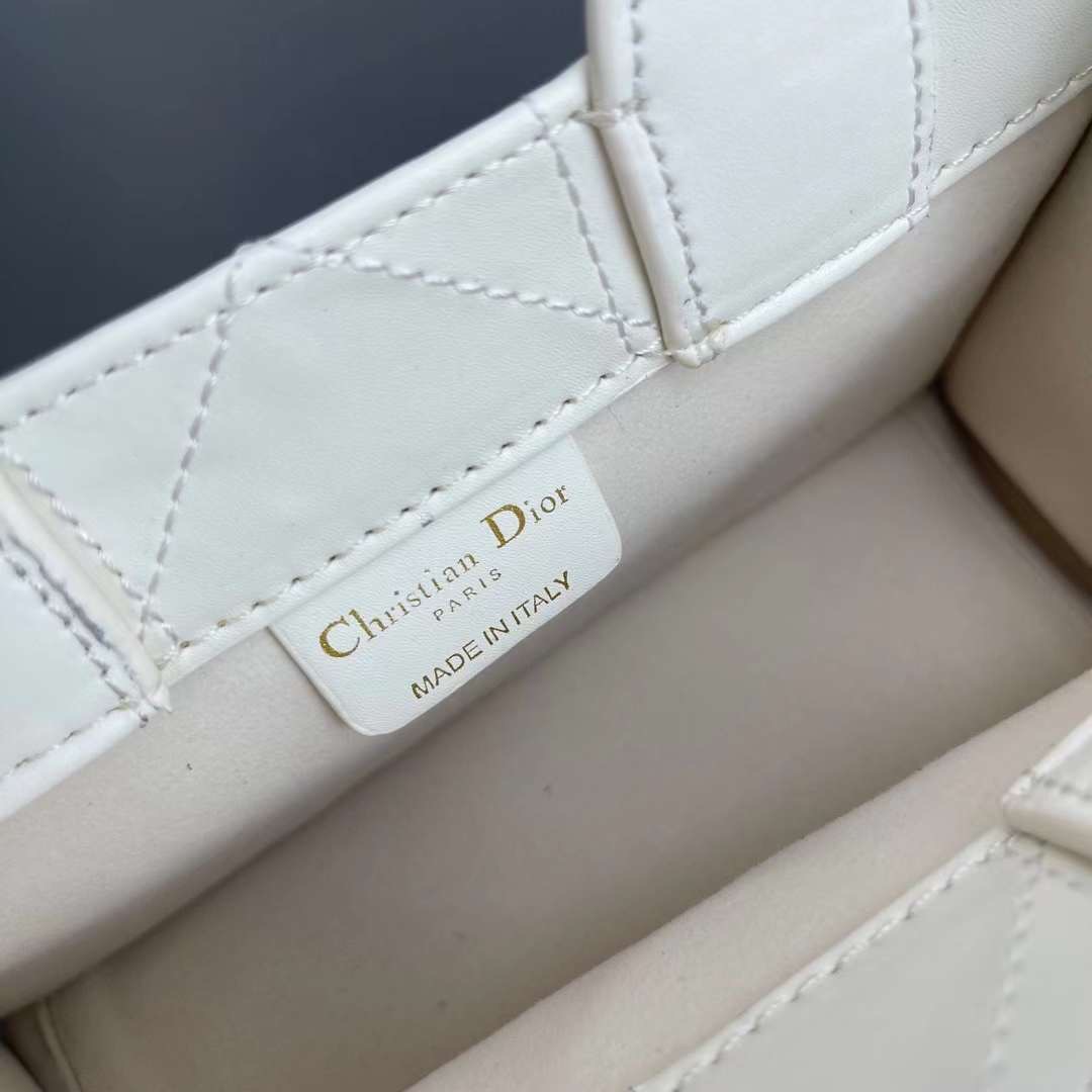 Dior mini book tote macro cannage bag กระเป๋าทรงโท้ทสุดฮิต ไซส์มินิ ดีไซน์ใหม่ หนังสวย พกพาไปไหนก็ได้ คล่องตัวและแมตช์ง่ายสุดๆ เกรดท็อปไฮเอน 1:1 ใช้งานต่างประเทศได้