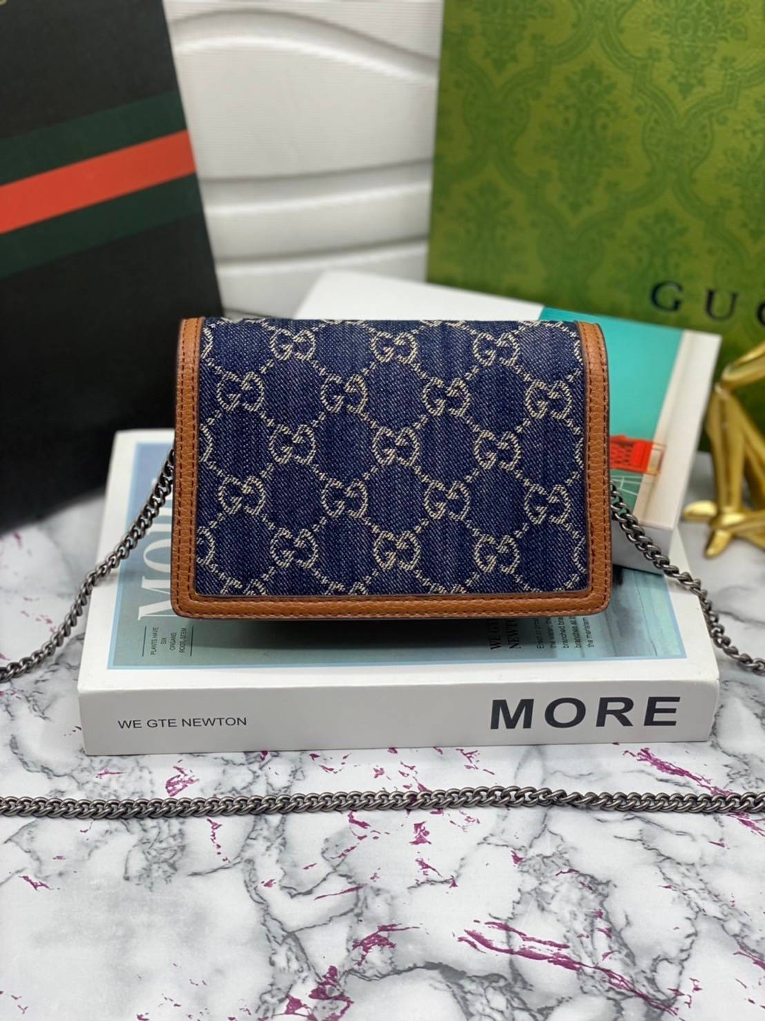 หนังแท้ GUCCI Denim Dionysus mini bag / GG Dionysus Shoulder bag / GG Denim Dionysus พร้อมส่งที่ไทย กระเป๋าสะพายข้างเดนิมสีเข้มสลับหนังแท้สีน้ำตาลงาช้าง เกรดหนังคุณภาพดียิ่งใช้หนังยิ่งสวย โทนสีน่าใช้มากก มาในดีไซน์คลาสสิคเรียบหรูเข้ากับทุกลุ๊คแบบไม่มีเอ้า