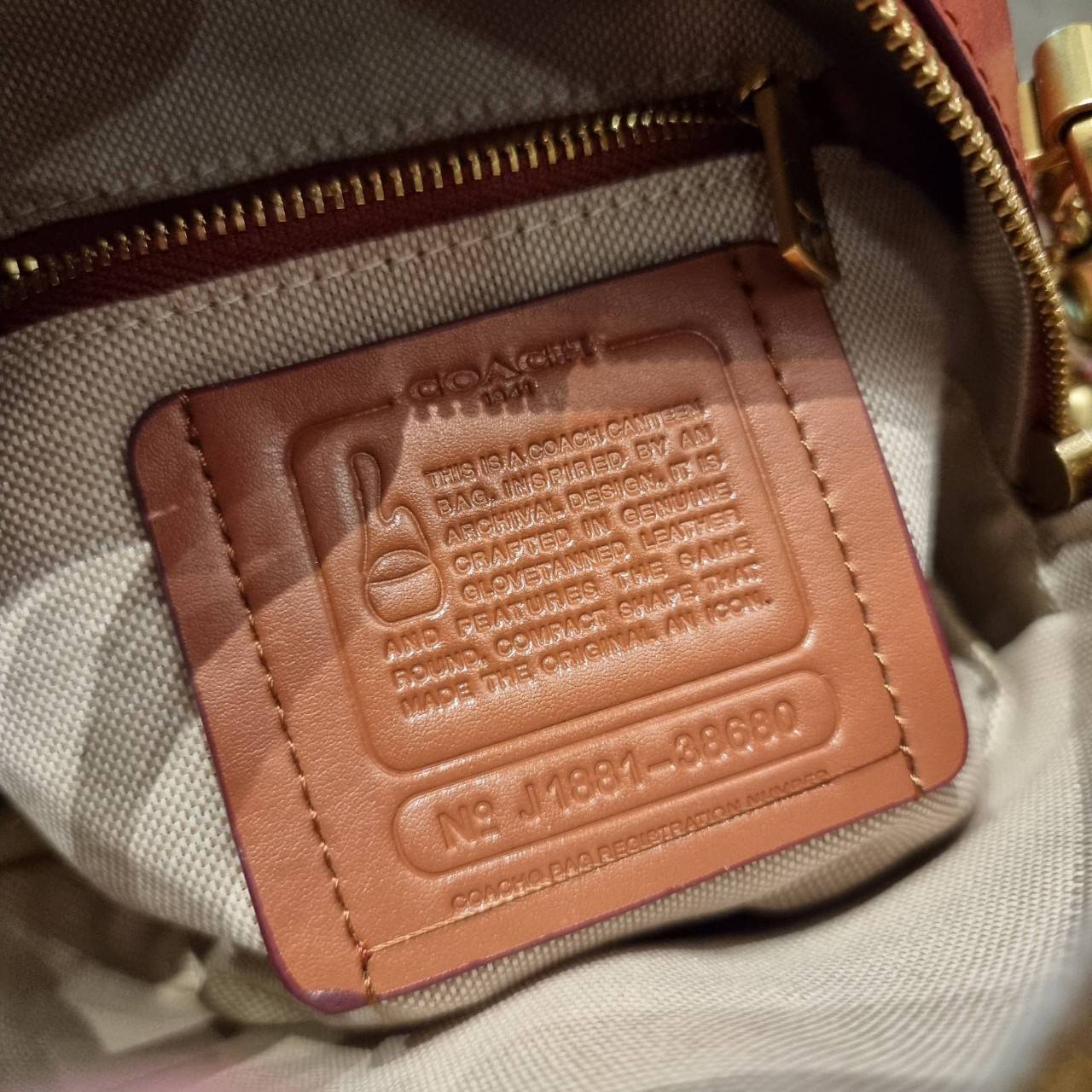 COACH 38680 CANTEEN CROSSBODY IN SIGNATURE CANVAS กระเป๋า crossbody รุ่นหายาก ทรงกลมสวยเด่น มีดีเทลเพิ่มความหรู ด้วยสีของอะไหล่ วัสดุหนังแคนวาสสลับหนังแท้ มีช่องย่อย เปิด-ปิดช่องหลักด้วยซิป ภายในโล่งกว้าง มีช่องซิปแยกให้อีก สายสะพายครอสปรับใช้ได้ตามตัว ใบ