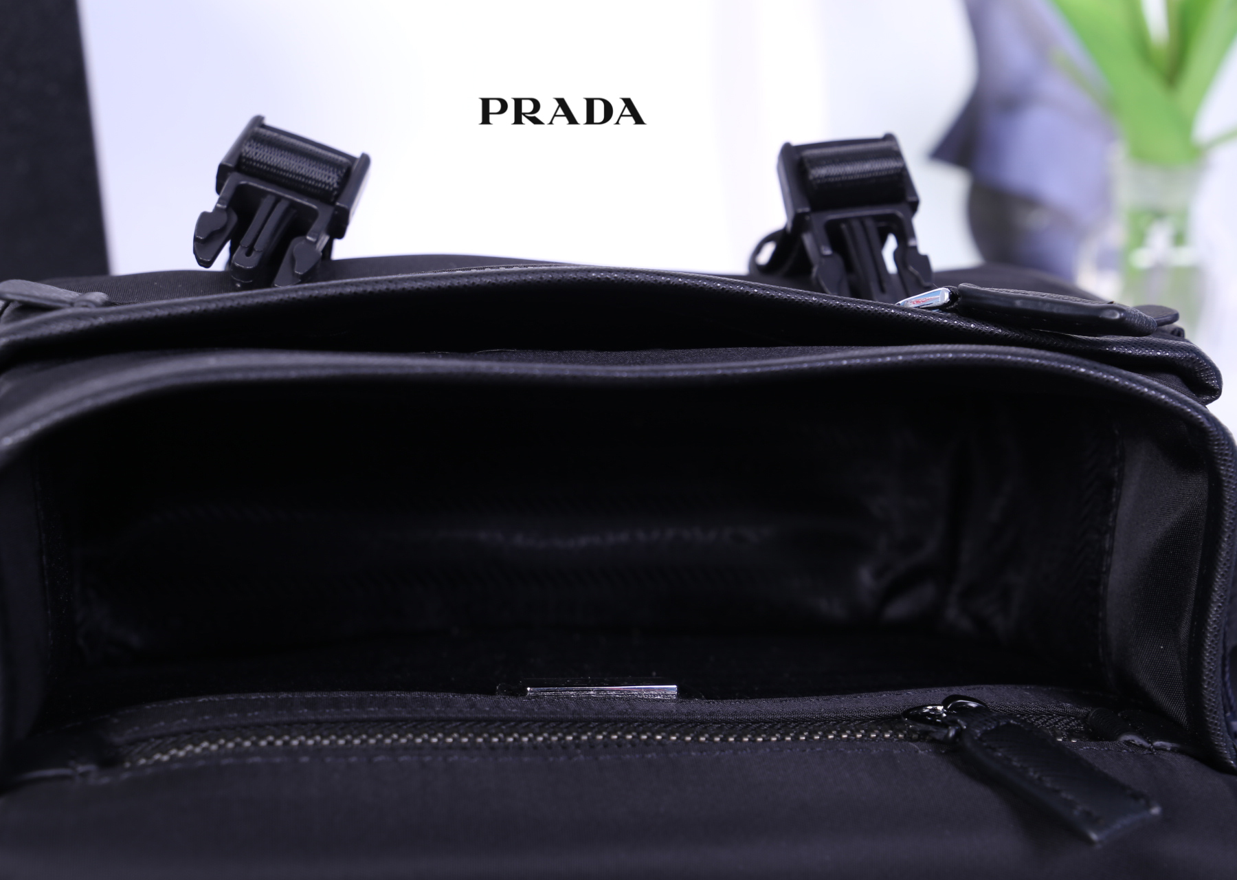 Prada Nylon and Saffiano Leather Bag with Strap กระเป๋าสะพายแบบ Crossbody ใช้ได้ทั้งหญิงชาย มาพร้อมกระเป๋าใส่เหรียญใบเล็กน่ารัก เปิด-ปิดด้วยตัวล็อค ด้านในยังแบ่งช่องเป็นสัดส่วน จุของได้เยอะ ซับในด้วยผ้าพิมพ์ลายแบรนด์อย่างดี และยังมี 1 ช่องซิปด้านหลัง สายส