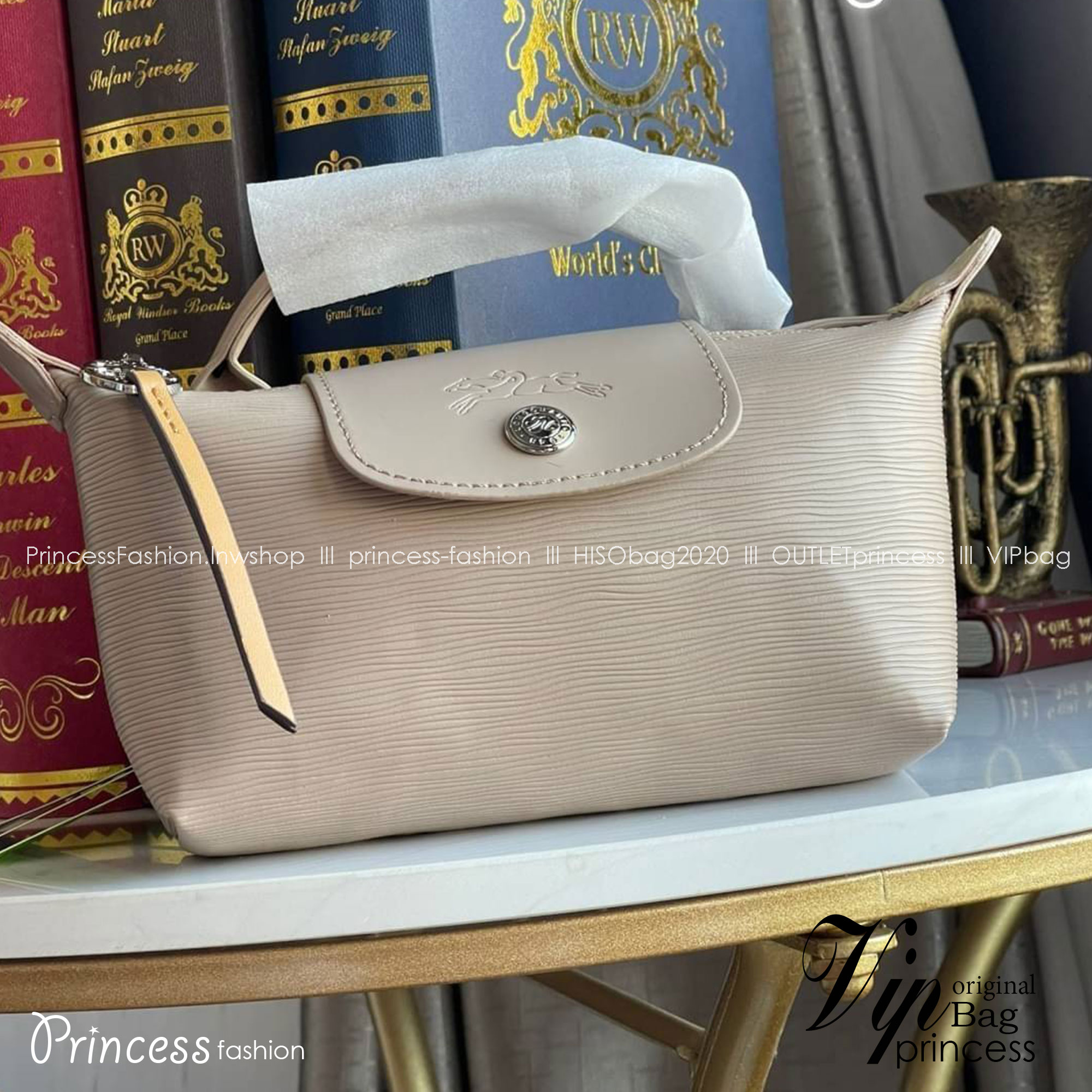 LONGCHAMP LE PLIAGE CITY POUCH WITH HANDLE Taupe - Canvas (ไม่มีสายยาว) กระเป๋าเครื่องสำอางแบบมีซิปพร้อมหูหิ้วใบนี้เหมาะสำหรับการจัดระเบียบกระเป๋าของคุณ