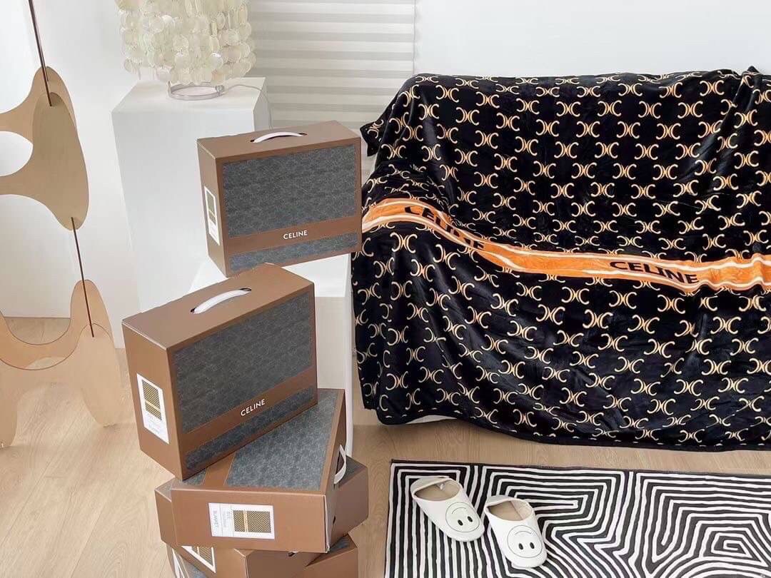 VIP GIFT 】Best Gift! Celine Blanket พร้อมส่งไอเท็มแนะนำ ผ้าห่มนุ่มนิ่ม ขนปุยๆๆ สบายผิวมาก เนื้อผ้านิ่มฟูนุ่มใช้ได้ทุกโอกาส ขนาดกำลังดี พกพาสะดวก สามารถพกไว้ใช้ในรถ ใช้ในออฟฟิศได้ จะซื้อใช้เองหรือมอบเป็นของขวัญก็ดูดีพร้อมส่งที่ไทย ราคาสุดคุ้มไม่ต้องรอพรีฯ 
