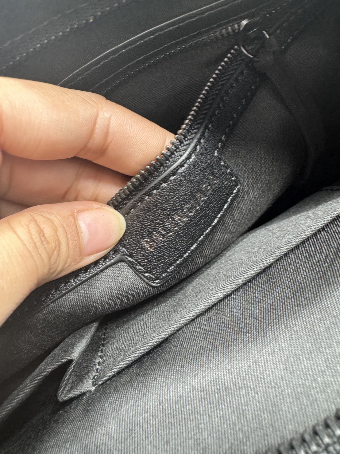 ORI หนังแท้ | Balenciaga Le City suede bag 30cm กระเป๋าถือ/สะพายข้างดีไซน์โดดเด่นสวยเท่ล้ำสมัย ใหม่ล่าสุดงานหนังกลับที่สุดแห่งความไอคอนิกไม่เหมือนใคร มีกิมมิคและลูกเล่นแพรวพราว