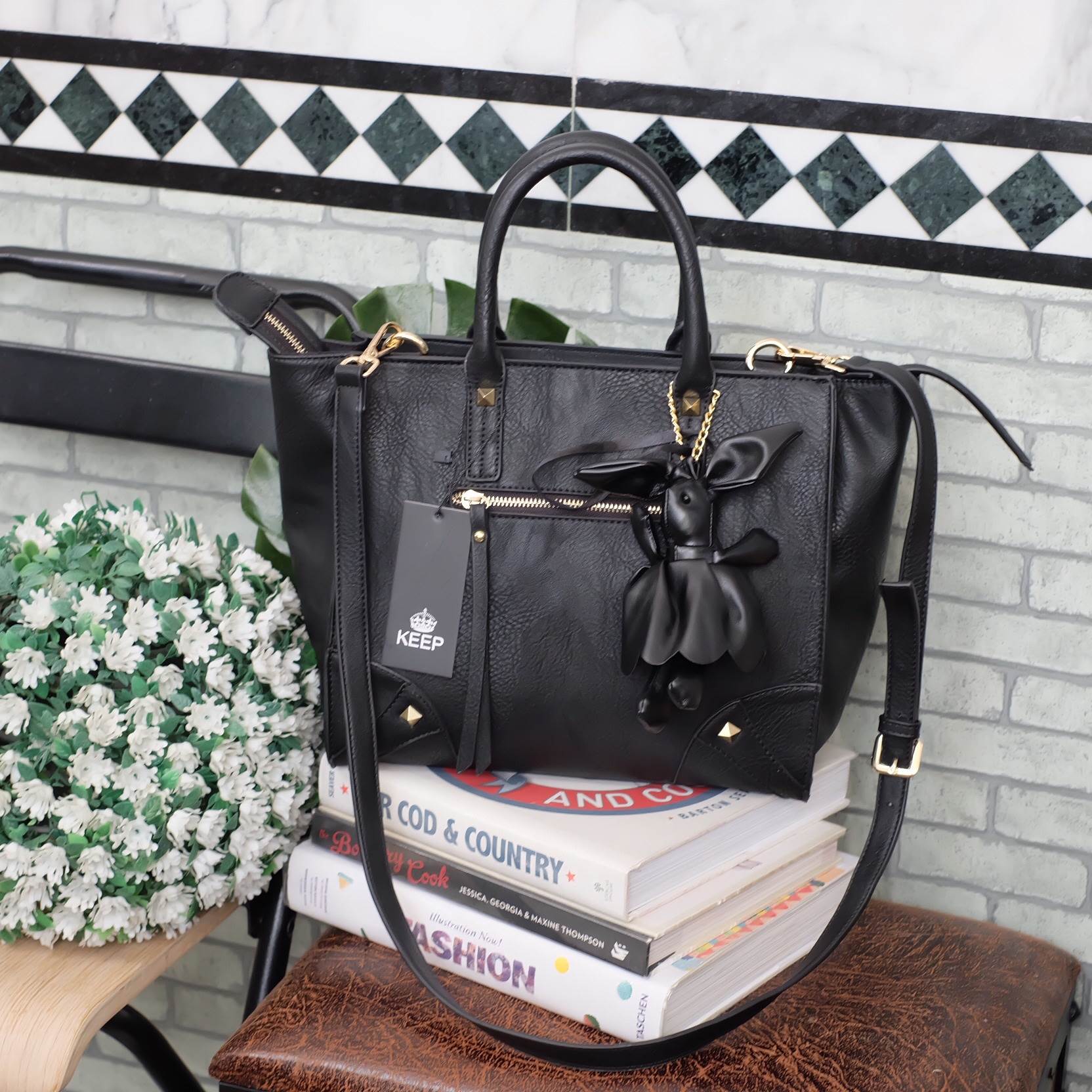 รุ่นใหม่ล่าสุดเลย ห้ามพลาดน๊า !! จากแบรนด์ KEEP รุ่น Teena mini handbag (( size นี้ ใส่กระเป๋าตังค์ยาว และโทรศัพท์ได้ทุกรุ่นคะ )) กระเป๋าสะพายข้าง ขนาดกะทัดรัด หนังเนื้อดี ลายหนังชัด ทนทานคะ น้ำหนักเบา ดีไซด์ ทันสมัย เข้าได้กับทุกชุด สายสะพายเป็นสายหนังปร