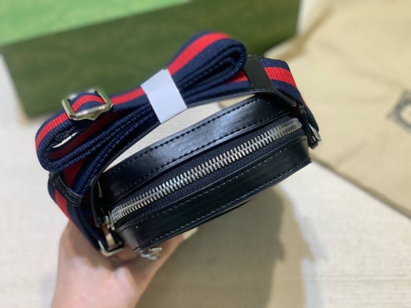 VIP GIFT 】หนังแท้ GUCCI GG Black messenger Crossbody ขนาดเล็ก ทรงแนวตั้ง มีช่องให้ใส่ของได้อยู่ 2 ช่อง เป็นซิบรูดเปิดปิดด้านบน และด้านหน้า โดดเด่นด้วยลวดลายกระเป๋าที่ ใช้ตัวโลโก้ของ GUCCI มาทำเป็นแพทเทิร์น ซึ่งกระเป๋าแต่ละใบอาจมีตำแหน่งที่แตกต่างกัน แปะตั