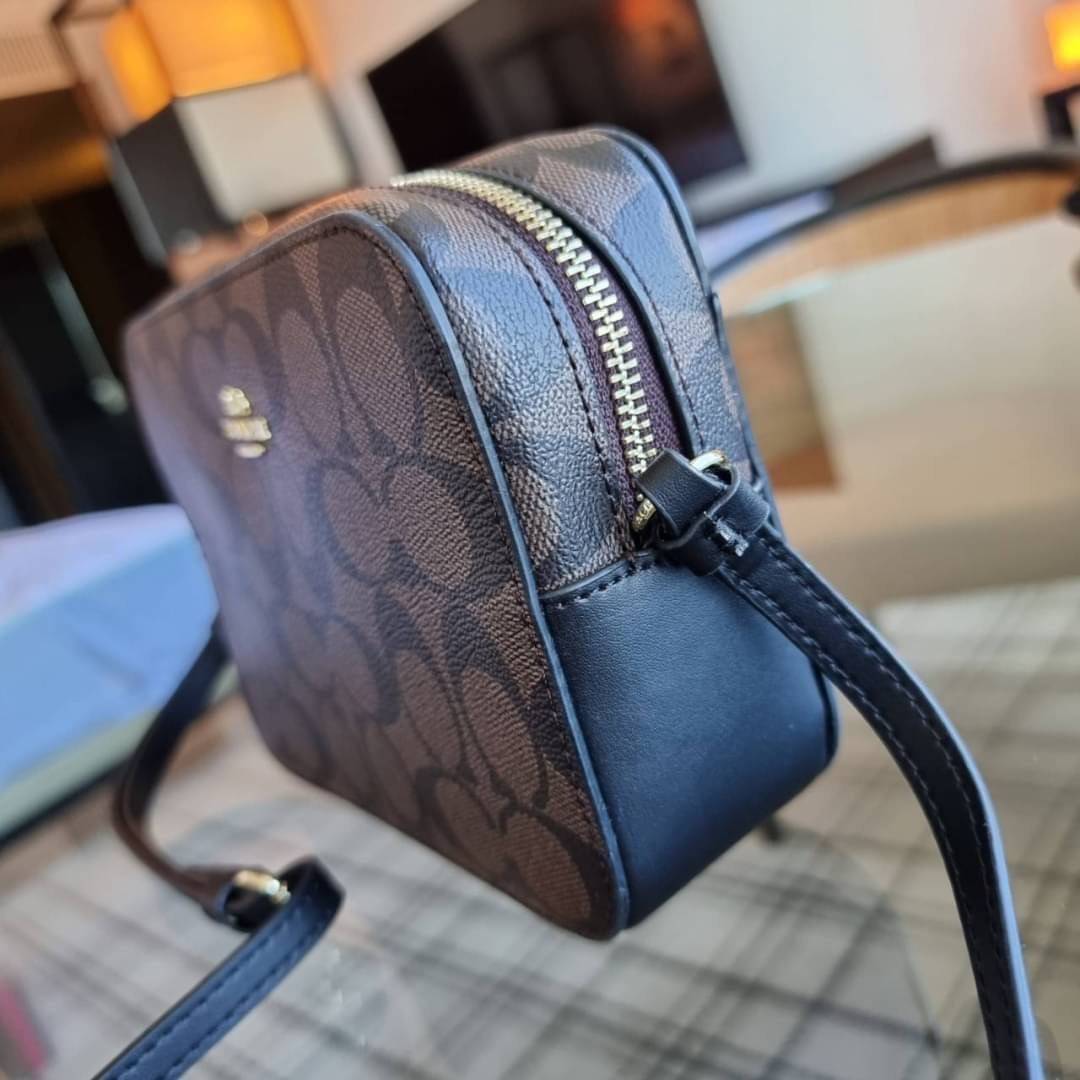 COACH 91677 MINI CAMERA BAG IN SIGNATURE CANVAS ขายดีที่สุด!! กระเป๋าสะพายข้างไซส์มินิ คลาสสิคอยู่ทรง อะไหล่ทองตัดดูหรู วัสดุหนังแคนวาสเคลือบลาย เปิด-ปิดด้วยซิป สายสะพายปรับได้ตามตัว ใบนี้แมทช์ได้ทุกลุค ใช้เป็น everyday bag ได้สบายๆเลยจ้า