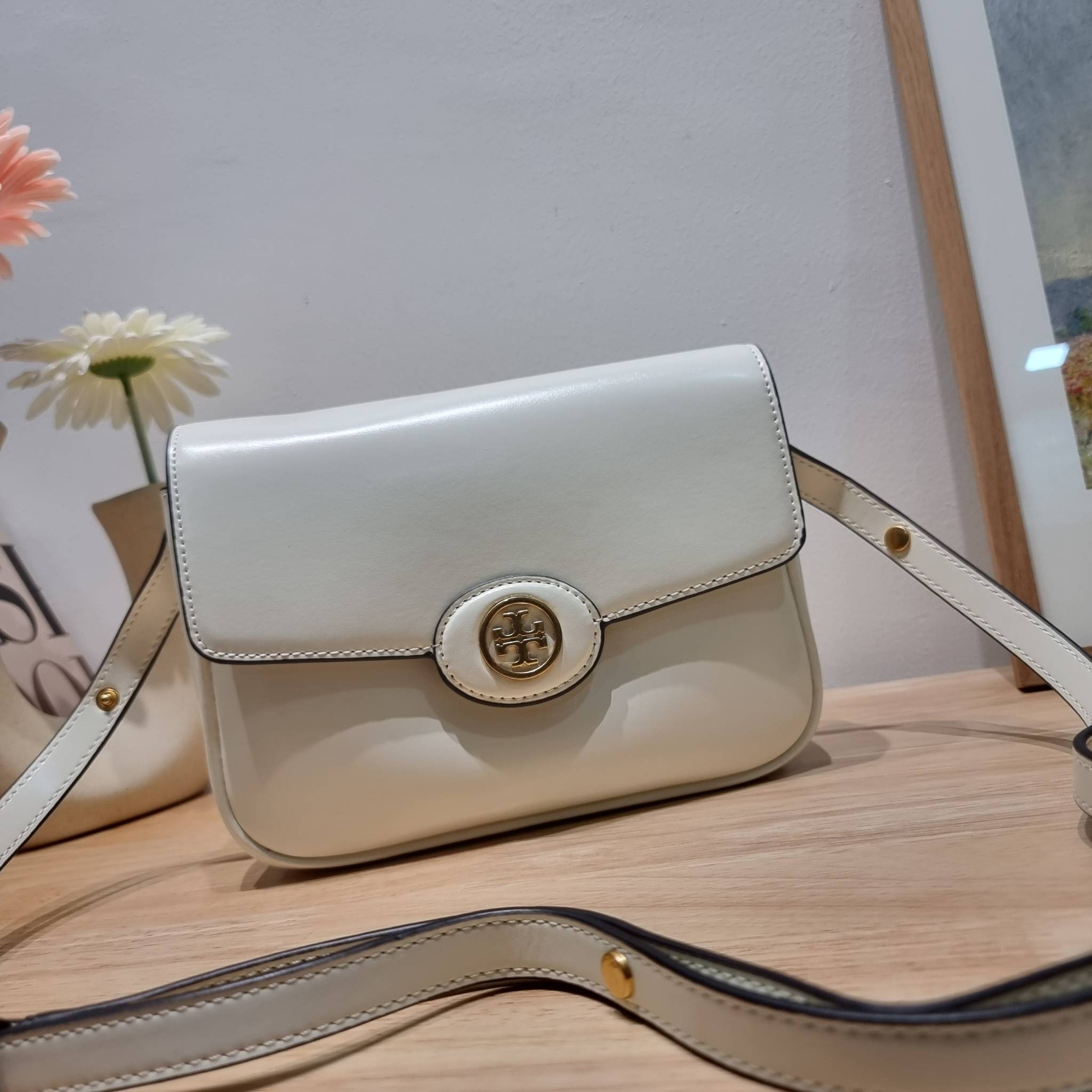 TORY BURCH ROBINSON SPAZZOLATO CONVERTIBLE SHOULDER BAG คอลเลคชั่นใหม่ สวยก่อนใคร ในราคาสุดคุ้ม! กับกระเป๋าสะพายไหล่ ดีไซน์สุดหรู หนังแก้วเงาสวยคม สีผู้ดี รูปทรงใช้งานได้ทุกลุค