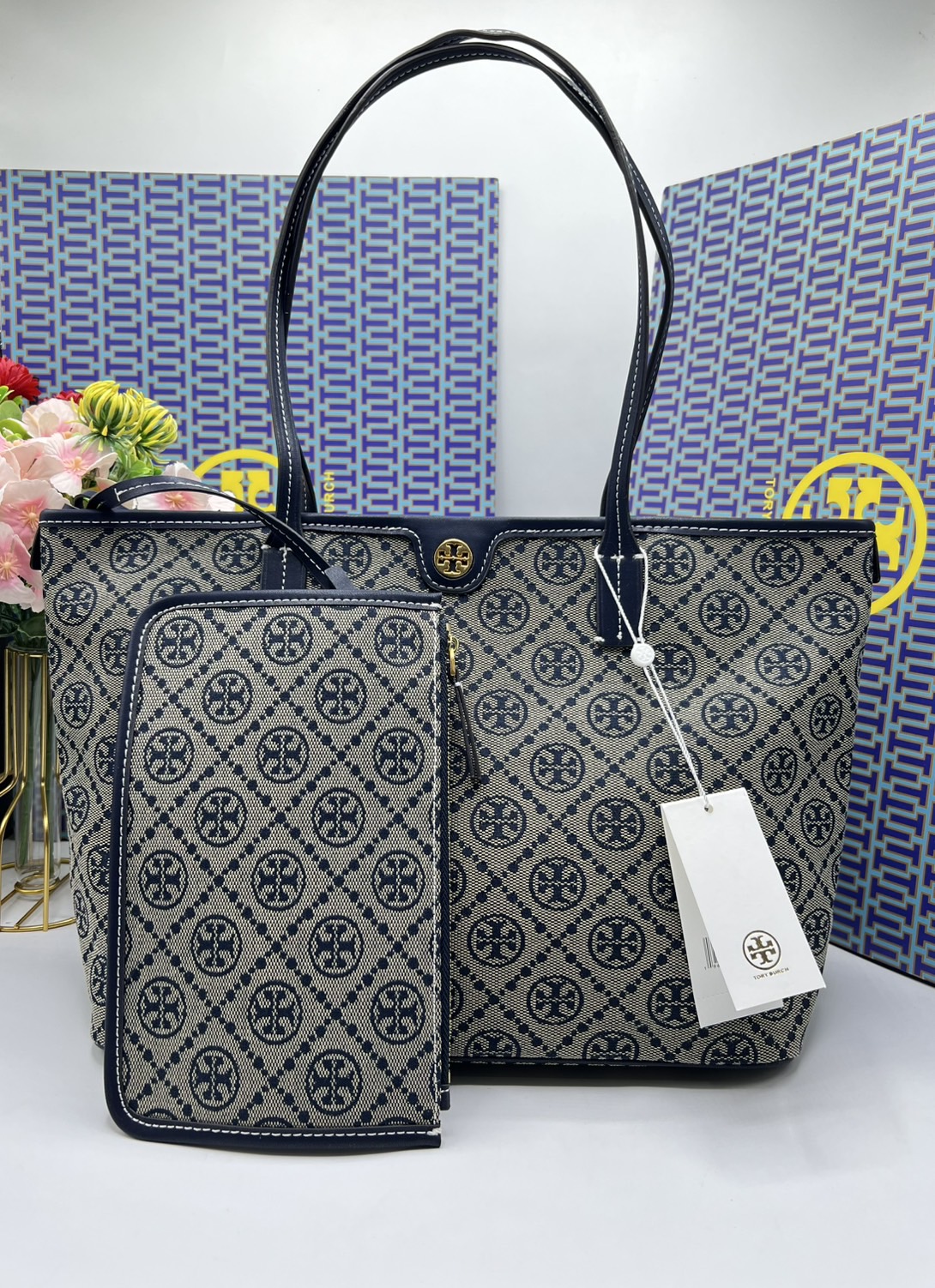 ORI หนังแท้ | Tory Burch T Monogram zip tote bag กระเป๋าทรงโท้ทใบใหญ่ทรงกว้างพร้อมใบเล็กเข้าเซ็ท งานผ้าแจ็คการ์ดตัดขอบหนัง เดอะเบสท์ เซลเลอร์!! ที่สุดของไอเท็มยอดฮิตติดอันดับ ขายดี ขายได้ตลอด ลายโมโนแกรมสุดคลาสสิค สาวๆว่าต้องมีติดบ้านจริงๆน้า