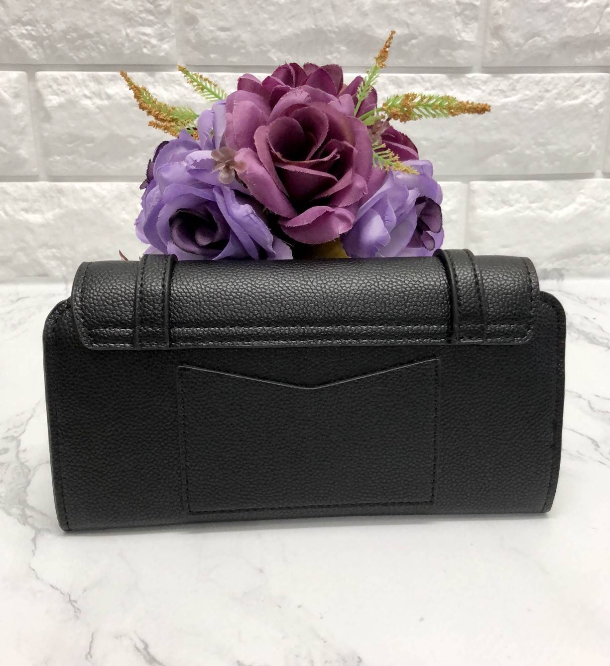 New arrival !!! CHARLES & KEITH STRAP DETAIL LONG WALLET BAG พร้อมส่งกระเป๋าสตางค์รุ่นใหม่ชนช็อป วัสดุหนังคาร์เวียสวย ดีไซน์เก๋แบบสายหนังคาดด้านหน้า เปิดปิดกระเป๋าแบบแม่เหล็ก ภายในมีช่องใส่ธนบัตร และช่องใส่บัตรถึง 10 ช่อง มีช่องซิปกลาง ด้านหลังกระเป๋ามีช่