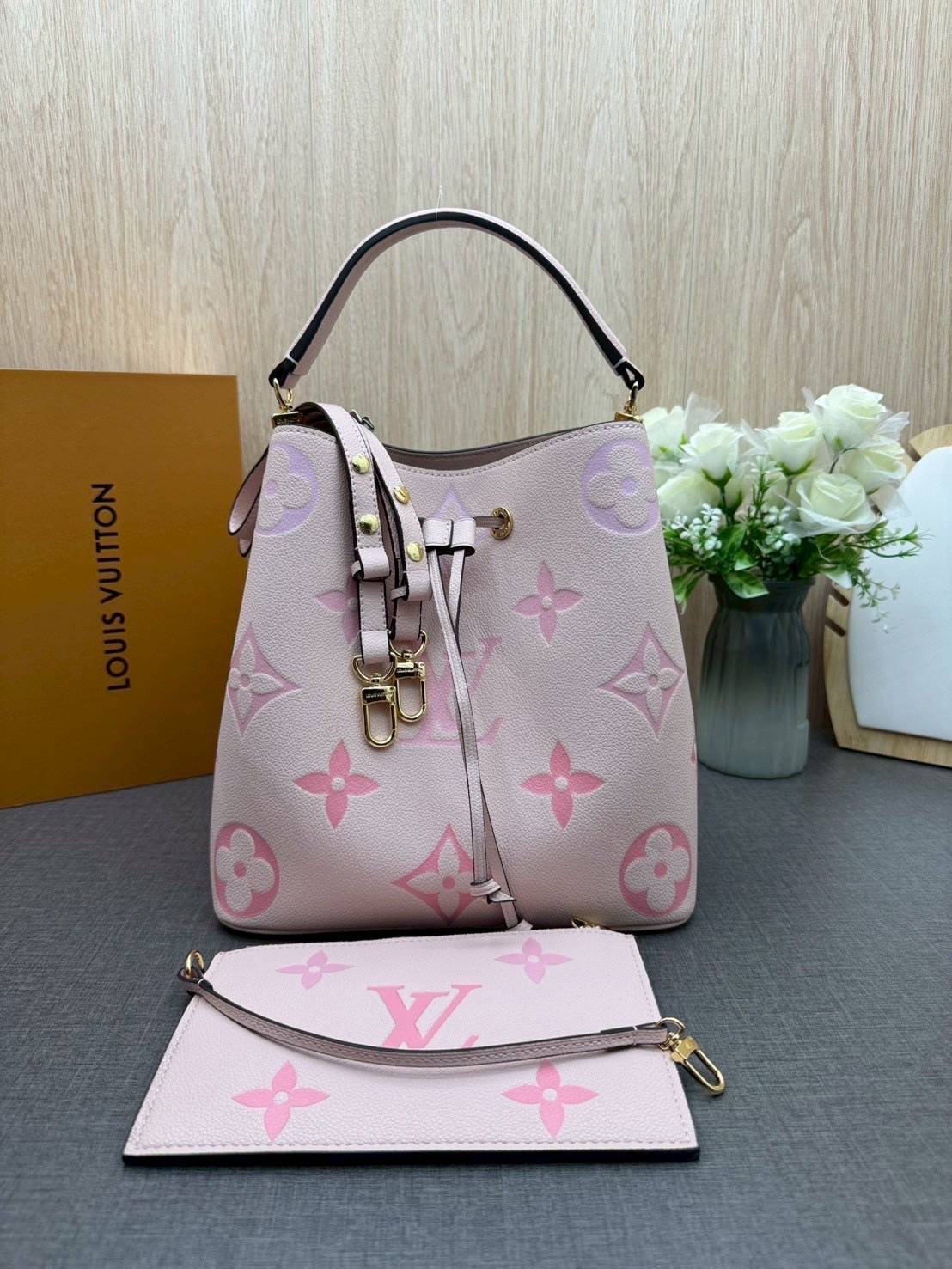 ORI หนังแท้ | LV NeoNoe MM Bucket bag Monogram Flower กระเป๋าสะพายทรงบัคเก็ต ลาย Monogram Flower โดดเด่นเพิ่มสไตล์ มีเสน่ห์ชวนหลงใหล