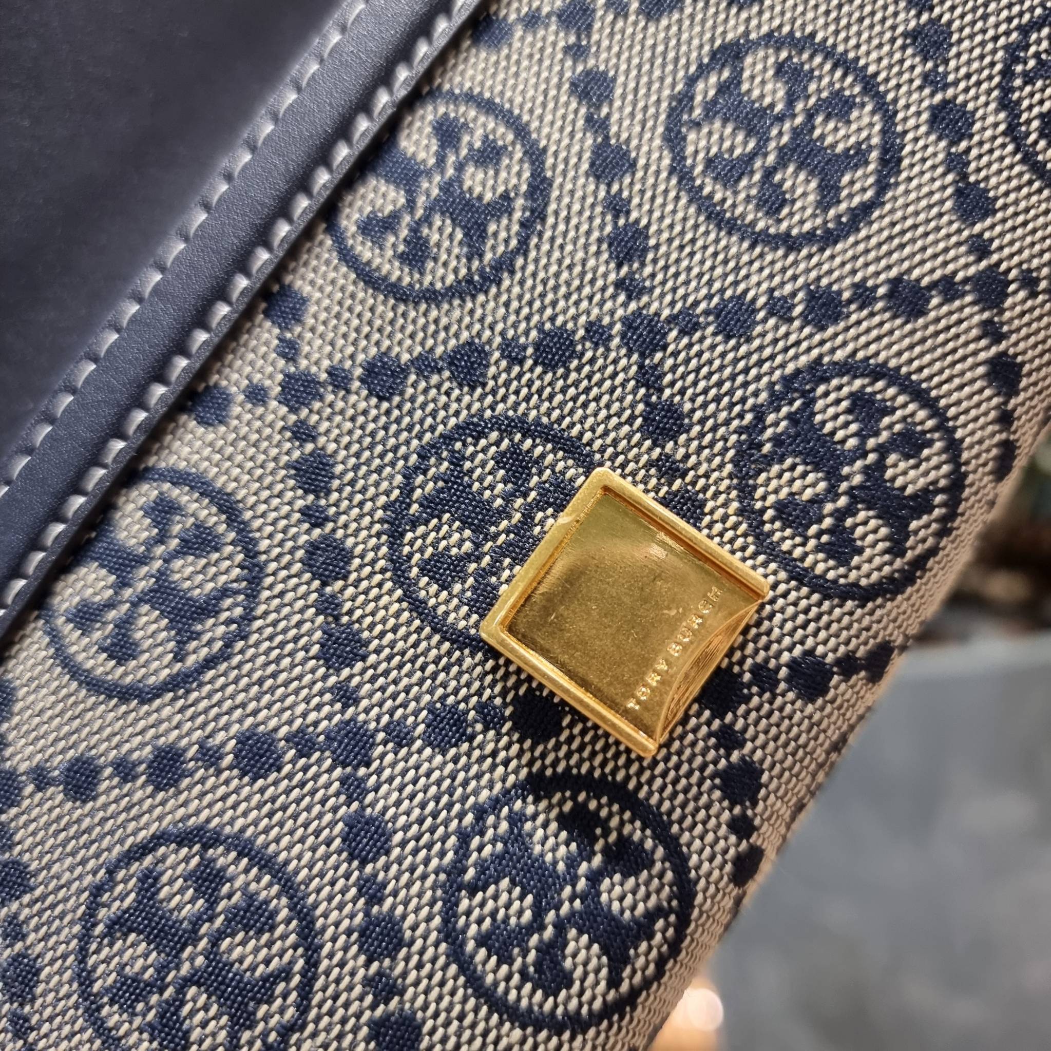 TORY BURCH T MONOGRAM JACQUARD CROSSBODY WALLET best seller ของคอลเลคชั่นนี้ ต้องไม่พลาด กับกระเป๋าสะพายกึ่งกระเป๋าสตางค์ ที่ช่วยให้ชีวิตง่ายขึ้น วัสดุผ้า jacquard ตัดสลับหนังแท้ เปิด-ปิดแบบฝาปิดแม่เหล็ก ภายในใส่ธนบัตรได้ มีช่องใส่บัตร และยังมีช่องซิปอีกด