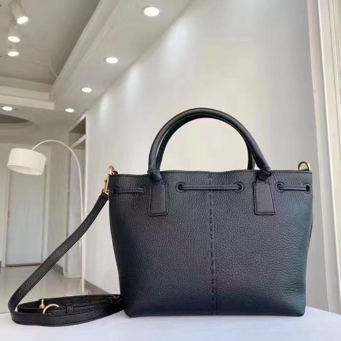 OUTLET 】TORY MCGRAW SMALL DRAWSTRING กระเป๋าถือหรือสะพายข้าง วัสดุหนังวัวแท้ อะไหล่ทอง เปิด-ปิดด้วยสายหนังรูด จะถือหรือสะพายข้างได้Crossbodyได้ น้ำหนักเบาจุของได้เยอะ ด้านหน้าประดับโลโก้แบรนด์ ด้านในมีช่องเล็กสำหรับใส่บัตรใส่ตังค์ได้ มีสายยาว ปรับสายได้ ถ