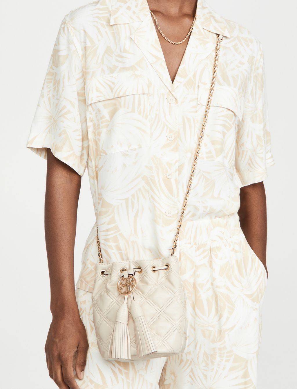 สีออกใหม่ ซึ่งหาได้ยากมากค่ะ 🤩 TORY BURCH FLEMING QUILTED BUCKET BAG ((56868)) พร้อมส่ง สวยท้าให้ลอง! จำนวนจำกัด สินค้าต้องมี กระเป๋าทรงBucket หนังแกะแท้((หนังจะมีความนิ่ม ทนทานและแพงกว่าหนังวัวมาก)) เดินด้ายลายนวมสวยมากๆค่ะ