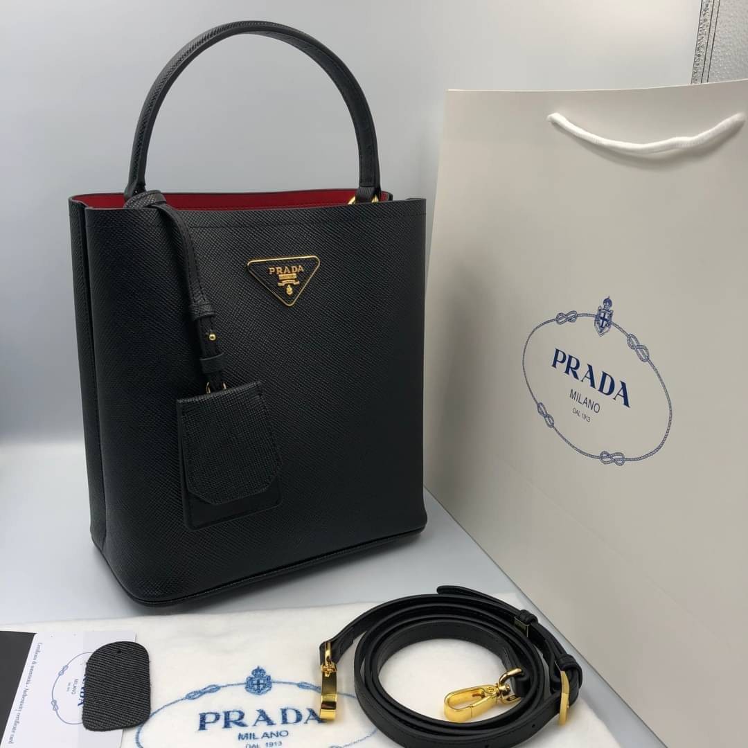 VIP 】หนังแท้ Prada Panier Bag Medium Saffiano Leather พร้อมส่งที่ไทย กระเป๋าสะพายข้างทรงบัคเก็ต จุของได้เยอะมาก เรียบแต่หรู ต้องใบนี้เลยค่าา