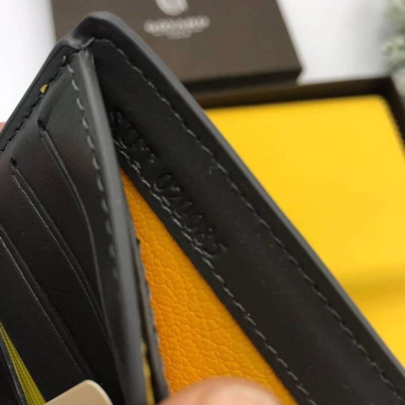 VIP GIFT 】GOYARD Victoire Bifold Wallet กระเป๋าสตางค์ผู้ชายใบสั้น พร้อมส่ง 6 สี พร้อมกล่องสวยหรูน่าใช้มากค่ะ อีกรุ่นที่ยอดขายไม่เคยตก 🤑🤑 ใบจริงดูผู้ดี ดูแพง!! ภายในมีช่องใส่บัตรได้เยอะ ใส่ธนบัตรได้ทุกใบ ห้ามพลาดจร้าา!! ((รุ่นเดินด้ายโทนสีเ