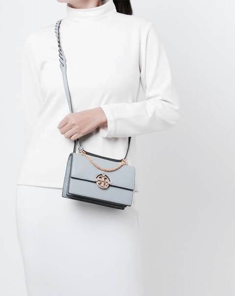 Tory burch miller mini bag หนึ่งในแบรนด์เนมยอดฮิตระดับโลกที่สายแฟชั่นตัวจริงต้องมีสักใบในตู้ เพราะเป็นแบรนด์ที่เหล่าบรรดาเซเลปและดาราใช้กันเยอะมาก รุ่นก็เป็นอีกหนึ่งใบที่คุ้มค่าคุ้มราคามากค่ะ ด้วยดีไซน์กึ่งทางการ กึ่งลำลอง จึงใช้งานได้หลายโอกาส แม้จะมีขนา
