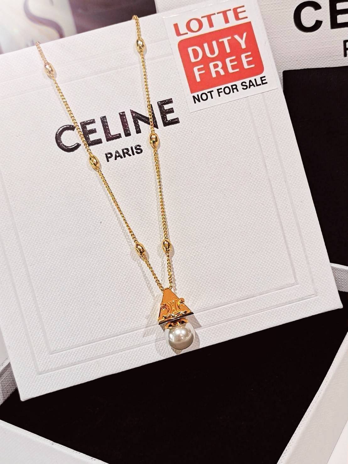 CELINE NECKLACE VIP สร้อยคอพร้อมจี้ดีไซน์สุดหรูคลาสสิคหายากชวนสะสมไอเท็มแบบนี้นานๆจะหลุดมาให้ช้อปจะซื้อใช้เองหรือมอบเป็นของขวัญก็เลิศหรูดูดี สินค้ามาพร้อม Original Package ถุงผ้ากำมะหยี่แบรนด์ กล่องและถุงกระดาษแบรนด์ Dutyfree ห้ามพลาดค่ะ!