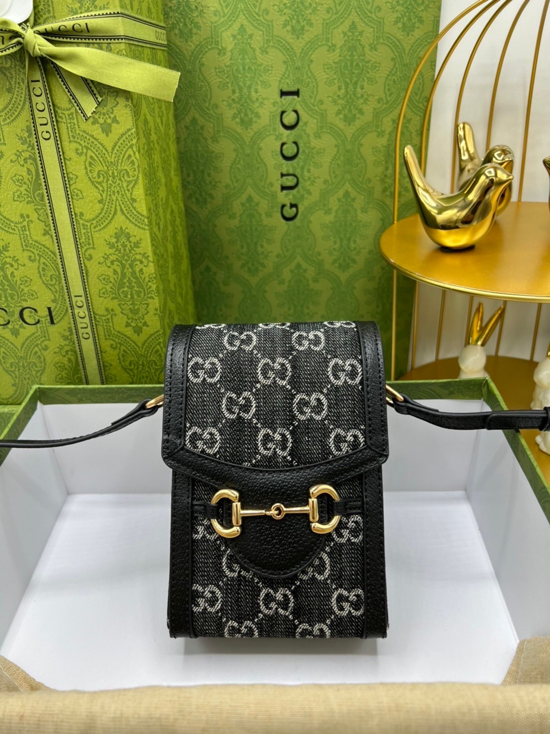 Gucci Horsebit 1955 mini bag / Gucci Phone Bag เกรดใช้งานสลับใบจริงได้ ออริจินอล รุ่นยอดฮิต ไซส์มินิ ที่ใครๆก็ต้องรู้จัก!! กับกระเป๋าขนาดมินิ ได้รับแรงบันดาลใจมาจากดีไซน์ดั้งเดิม ซึ่งแอคเซสเซอรี่นี้โดดเด่นด้วยรายละเอียดดั้งเดิมที่ทันสมัยโดยเน้นที่ฮอร์สบิต