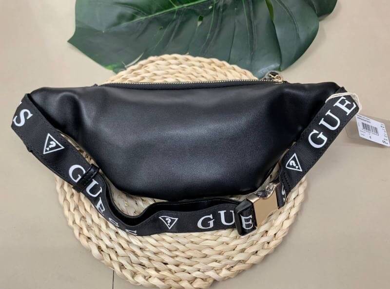 GUESS GESABEL GYM FANNY PACK กระเป๋าคาดอก//คาดเอว ใบงาม ขนาดกำลังดี วัสดุหนังนิ่ม เบา ด้านหน้ามีโลโก้แบรนด์ พร้อมช่องซิปหนึ่งช่อง ช่องซิปหลักกว้าง ใส่ของได้จุ ค่ะ สายคาดตีแบรนด์ตลอดสาย เลื่อนปรับฟรีไซด์น่ะค่ะ สินค้าพร้อมส่ง ใบจริงน่าใช้มากๆค่ะ