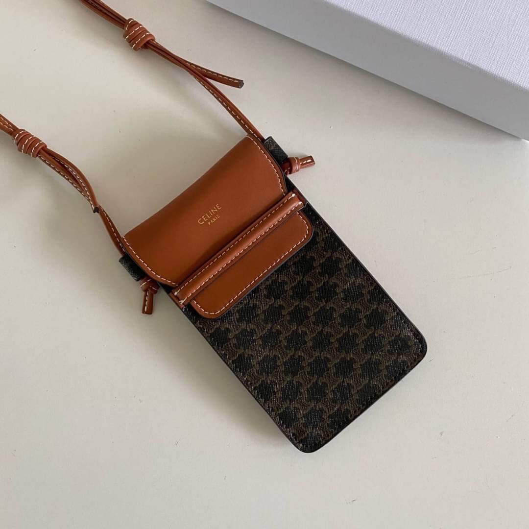 VIP 】พร้อมส่งที่ไทย!! CELINE Phone Pouch With Flap In Triomphe Canvas And Lambskin