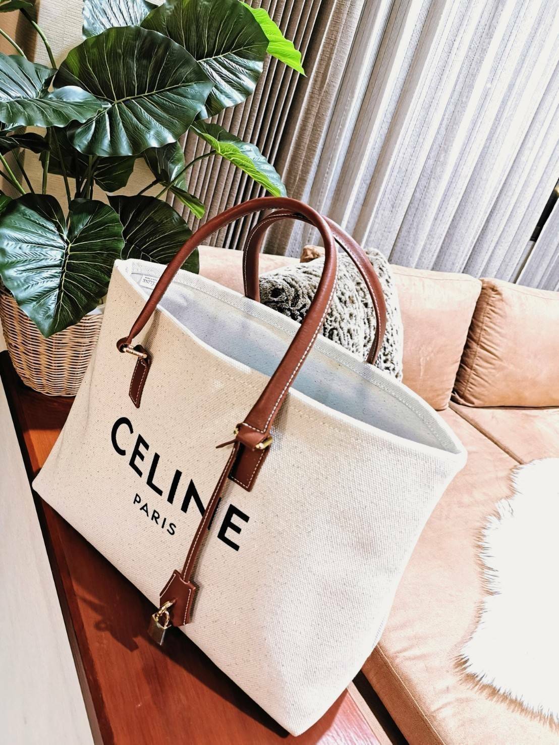 CELINE PHANTOM TOTE BAG VIP GIFT WITH PURCHASE (GWP) พรีเมี่ยมกิ๊ฟ Limited Edition จาก CELINE PERFUME DUTYFREE COUNTER วัสดุ Canvas & Grained cowhide ดีไซน์ทรง Shopping ขนาดใหญ่กำลังดี เนื้อหนาแข็งแรง น้ำหนักเบา โดดเด่นที่ห้อยTagแม่กุญแจอะไหล่ทองสามารถใช้