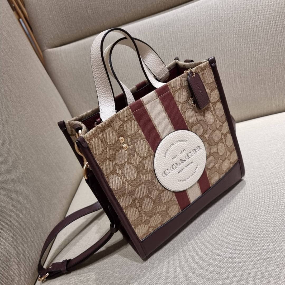 COACH C8406 DEMPSEY TOTE 22 IN SIGNATURE JACQUARD WITH STRIPE AND COACH PATCH คอลเลคชั่นใหม่ พร้อมส่งสีใหม่สุดปัง สวยคม ละมุนและมีความหรูในตัว กับกระเป๋าทรงโท้ท ไซส์กำลังสวย น่ารักน่าใช้ ฟังก์ชั่นการใช้งานสะดวกที่สุด มีทั้งสายคล้องในตัว และสายครอสบอดี้ วั