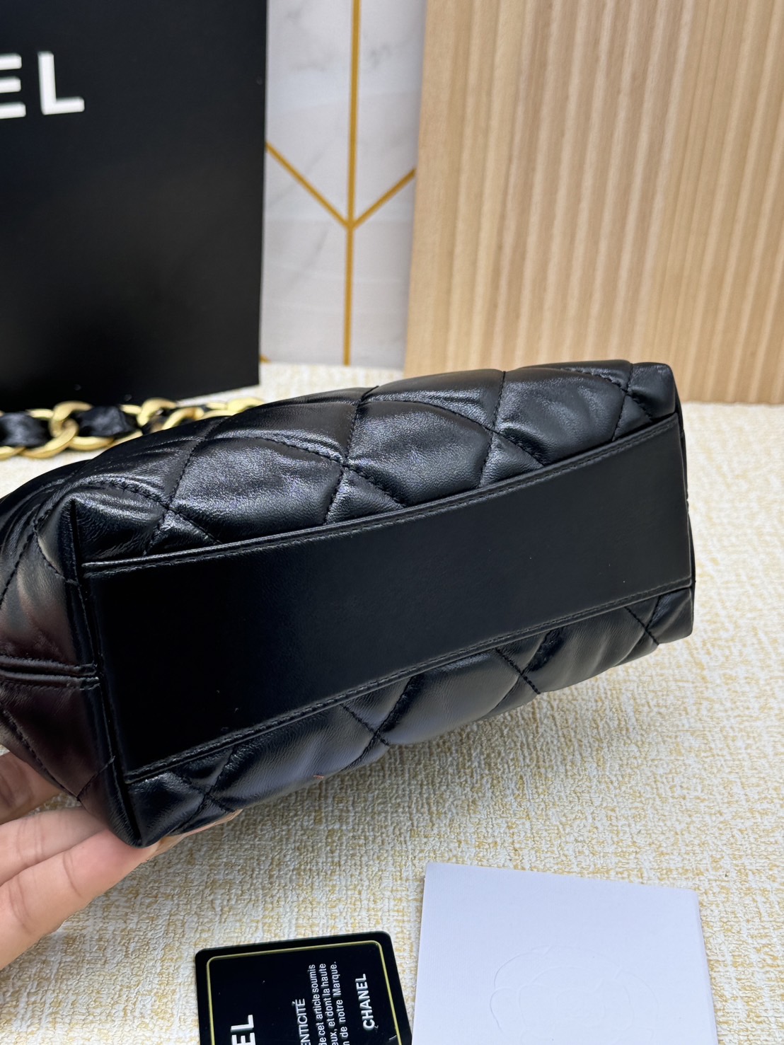 CHANEL SMALL HOBO BAG Shiny Leather & Gold-Tone Metal 20cm กระเป๋าทรงโฮโบ ดีไซส์สวยเรียบหรู เกรดออริ สลับแท้ 1:1 ใช้งานต่างประเทศได้