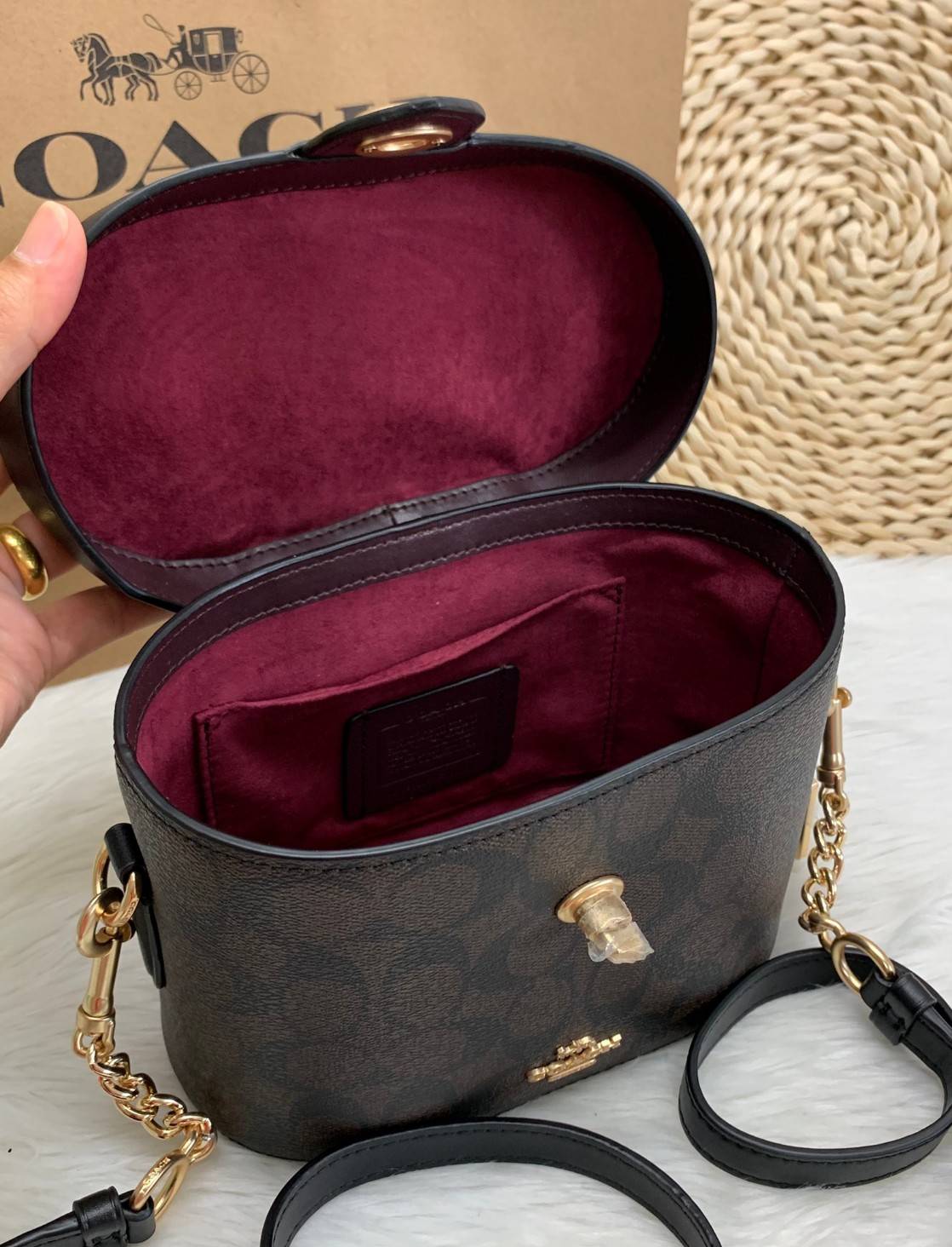 COACH KAY CROSSBODY IN SIGNATURE ((78277)) กลับมาอีกครั้ง! กระเป๋าหิ้ว//สะพายแบบครอสบอดี้ร์ หนังแท้นิ่มสวย เปิดปิดกระเป๋าแบบหมุนล็อค ภายในโล่งสามารถใส่กระเป๋าเงินใบกลางได้;มือถือได้ทุกรุ่น; มีช่องเล็กให้ใส่ของจุกจิก;ซัปในบุผ้าอย่างดีเลยค่ะ มาพร้อมสายสะพาย