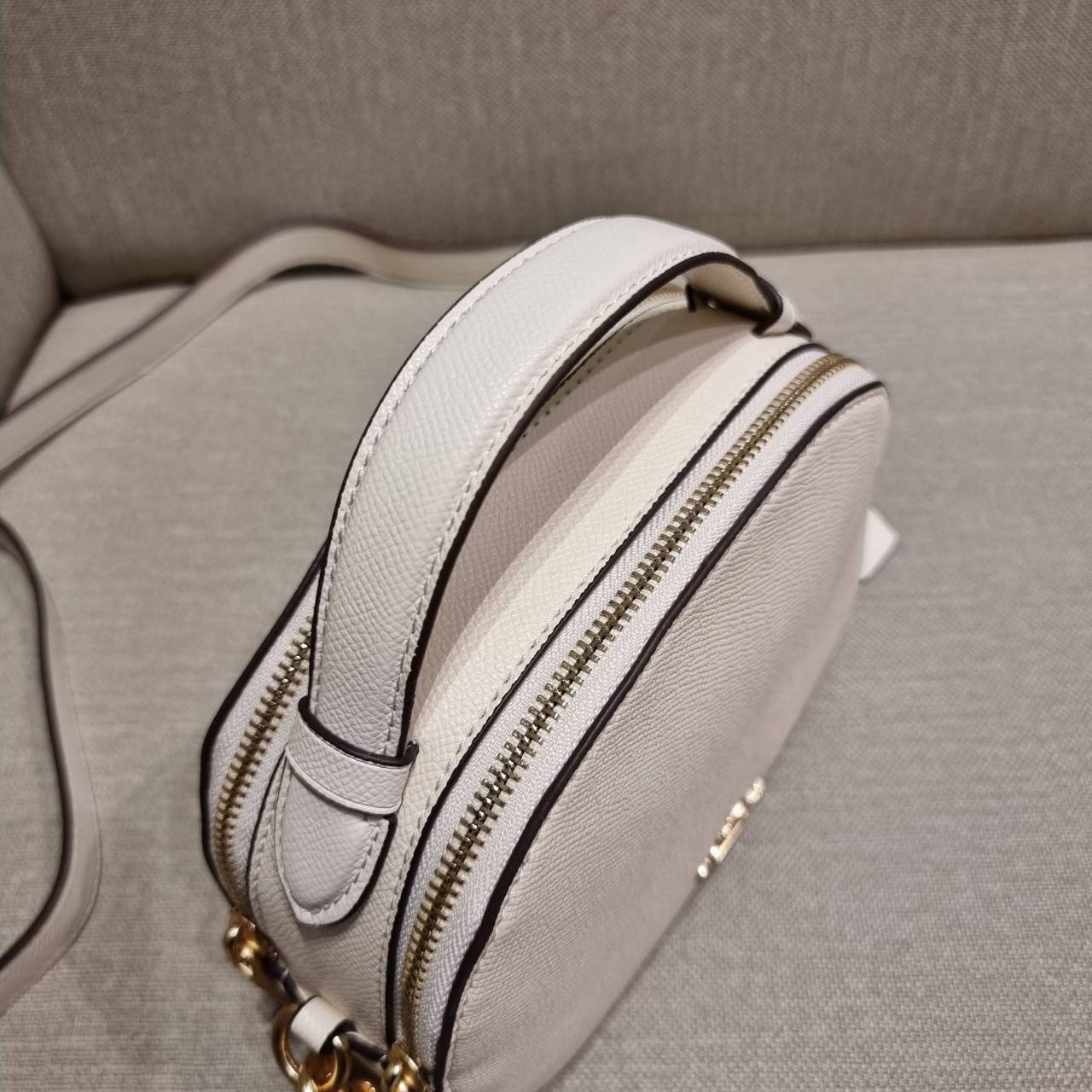 COACH 1589 SERENA SATCHEL กระเป๋าสะพายคอลเลคชั่นยอดฮิต ดีไซน์ลุคผู้ดี ต้องยกให้น้องใบนี้เลย!! จัดสีคุณหนูมาให้ สวยตาแตก!! วัสดุหนัง crossgrain ทนทาน เปิด-ปิดด้วยซิป 2 ช่องหลัก ภายในเป็นช่องโล่ง เก็บของได้แบบสบายๆ ใส่มือถือได้ทุกรุ่น สามารถหยิบไปแมทช์ได้ง่