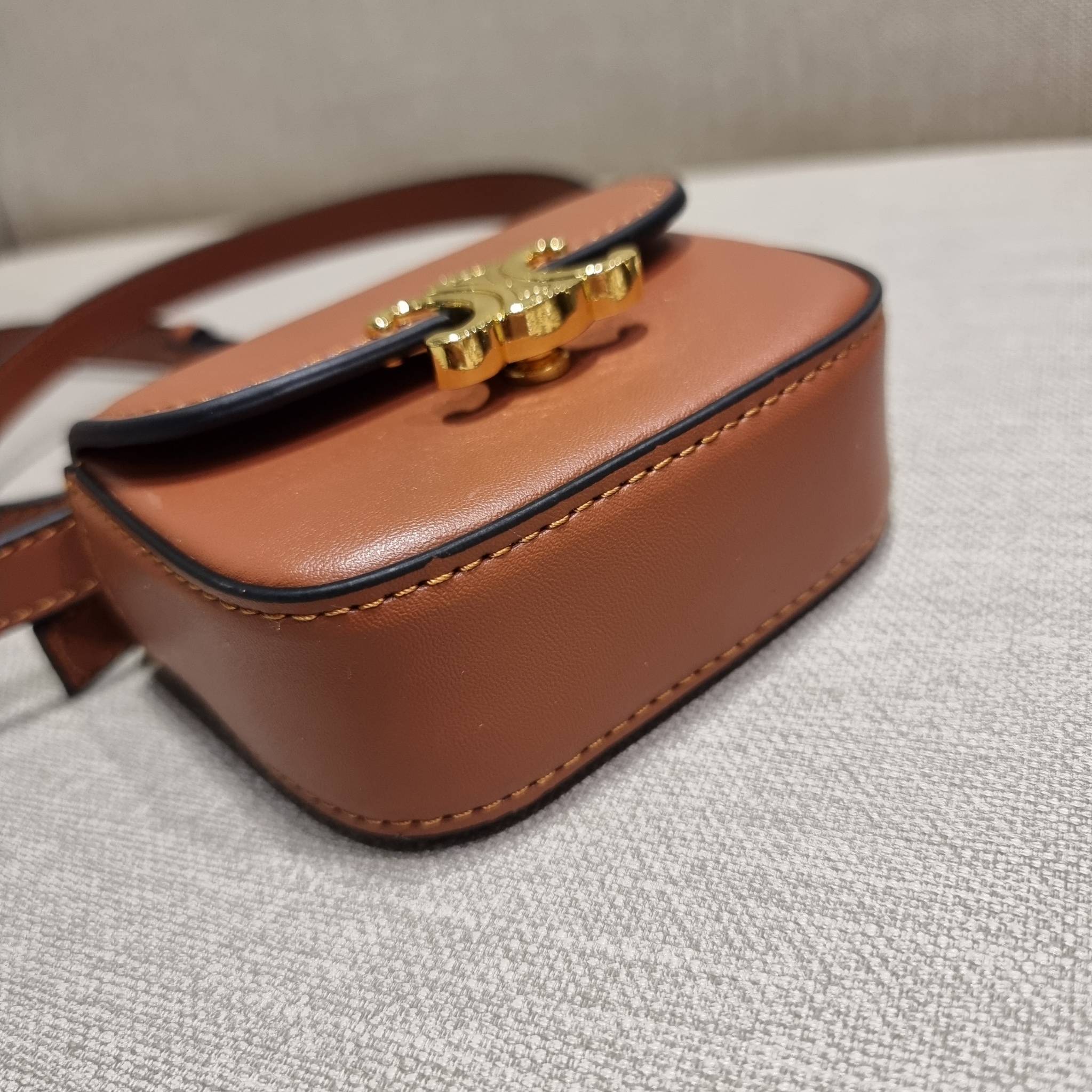 CELINE TRIOMPHE MINI BAG แรร์ไอเท็ม สีลิมิเต็ดในไซส์มินิ กับกระเป๋าสะพายที่เล็กแต่ปังมาก!! ดีเทลเรียบแต่หรู วัสดุหนังแท้ สีคลาสสิค เปิด-ปิดด้วยกระดุมแน่นหนา ภายในเป็นช่องโล่ง สายสะพายถอดได้ ปรับได้ตามชอบ ใบนี้สามารถใส่บัตร ใส่ธนบัตรได้ พกเป็นกระเป๋าสตางค์