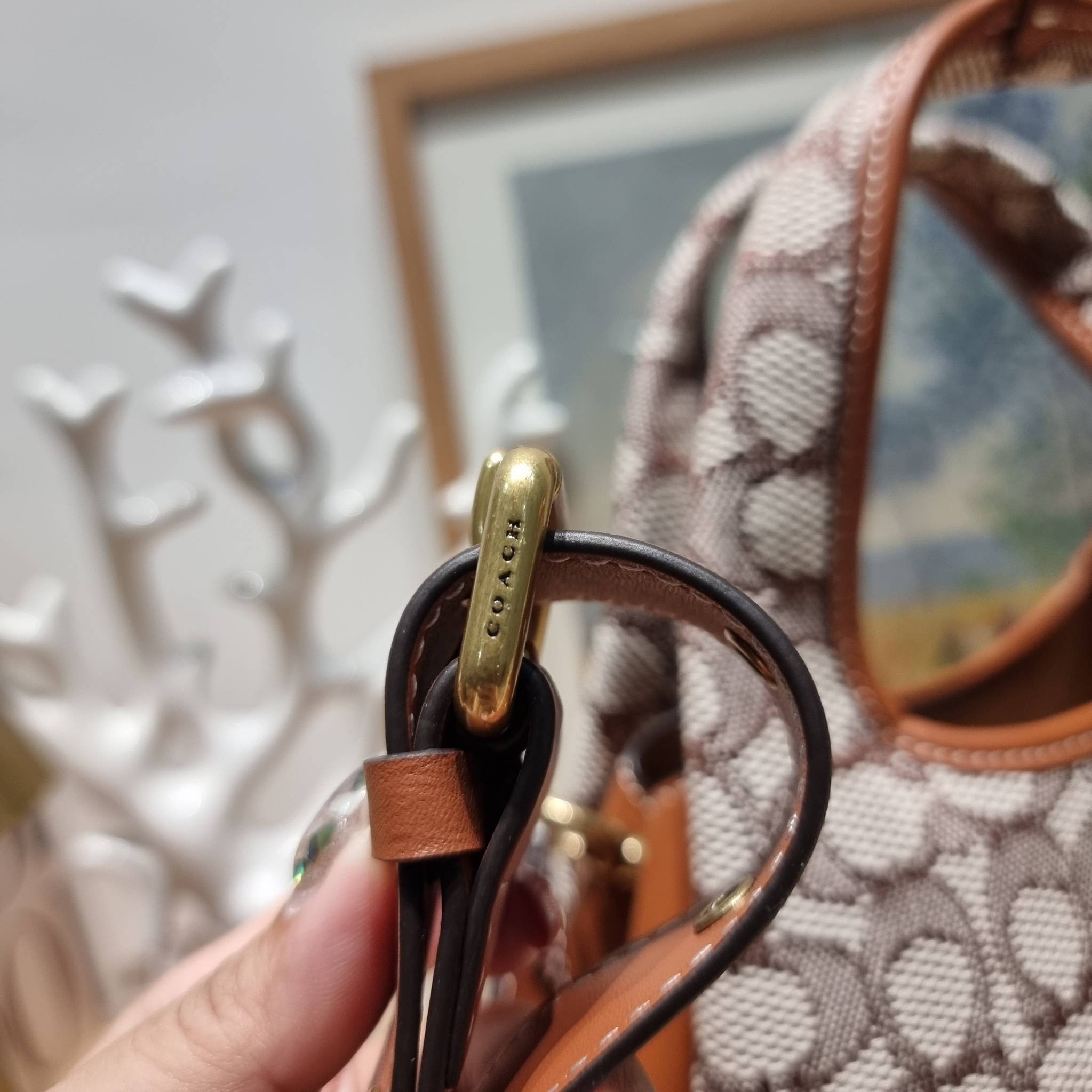 COACH LANA SHOULDER BAG 23 IN SIGNATURE JACQUARD CM550 พร้อมส่ง กระเป๋าถือ/สะพายทรงเก๋ โดดเด่นด้วยลวดลายซิกเนเจอร์บนผืนผ้าทอสวย หูจับในตัวถือสะดวก รีบช้อปได้ใช้ก่อนใครไปเลย