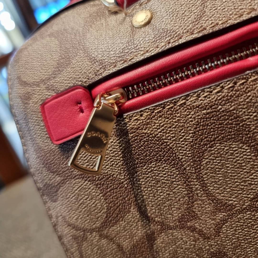 COACH F83607 ROWAN SATCHEL IN SIGNATURE CANVAS กระเป๋าทรงหมอนยอดฮิต คลาสสิคใช้งานได้ไม่มีเบื่อ มาครบสีขายดี ด้วยรูปทรงสวยงาม และใช้งานได้อย่างกระฉับกระเฉง วัสดุหนังแคนวาสเคลือบลาย ทนทาน ภายในโล่งกว้าง มีช่องซิปและแบ่งสัดส่วนได้ลงตัว บอกเลยว่าสาวๆพลาดไม่ได