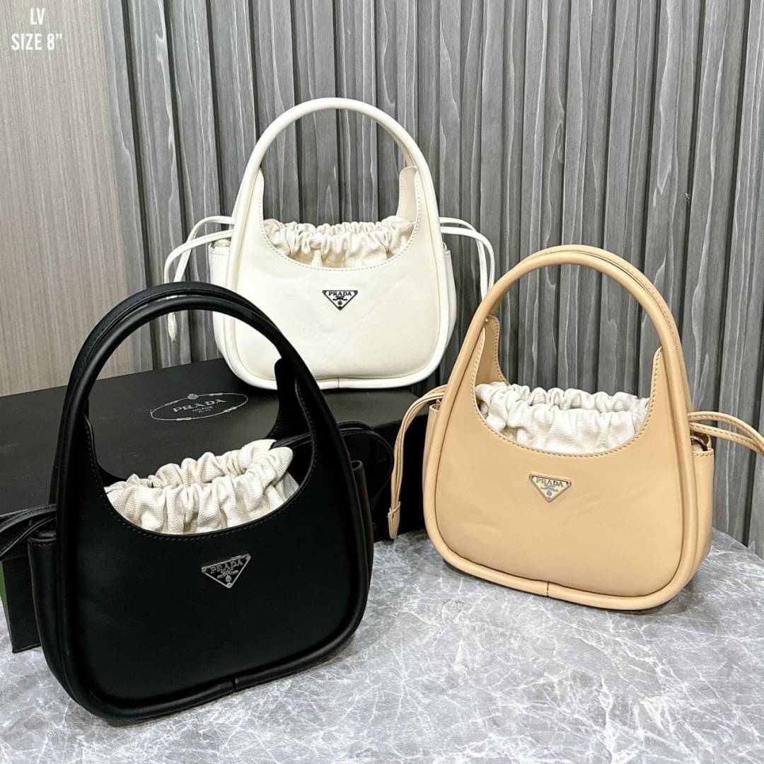 PRADA leather handbag กระเป๋าถือดีไซน์สวย ใช้งานง่าย มีกระเป๋าผ้าเชือกผูกเพิ่มกิมมิกได้อย่างลงตัวน่ารัก มาพร้อมสายสะพายยาวถอดได้ ปรับใช้ได้กับทุกลุคและแมทช์กับทุกสไตล์ แนะนำเลยจ้า
