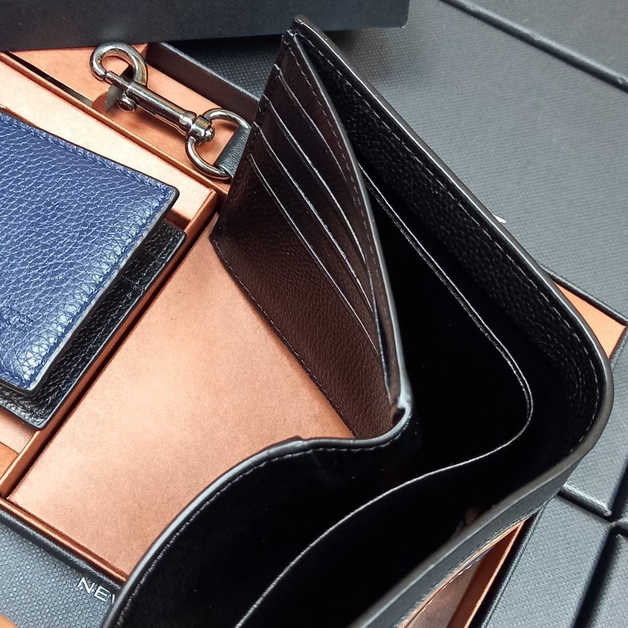 COACH 3-IN-1 WALLET WITH VARSITY STRIPE WITH KEY FOB LIMITED BOX(COACH 3007)🍁กระเป๋าสตางค์ มี ID ใบลูก สำหรับใส่บัตรแยก มีพวงกุญแจ ใช้แล้วดูหล่อสุดๆ🔸️**จะใช้เอง หรือเป็นของขวัญให้คนสำคัญ ก็ตอบโจทย์มากๆ **รับประกันว่า หยิบใช้แบบวางไม่ลงกันเ