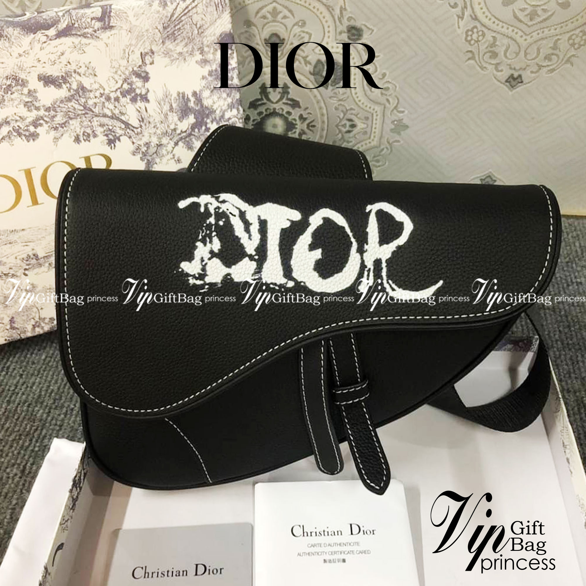หนังแท้ Dior x Peter Doig Saddle Bag PRINT BLACK LEATHER SADDLE BAG / Dior Waist Bag / Dior Belt Bag / Dior Saddle พร้อมส่งที่ไทย ภาพสินค้าถ่ายจากงานขายจริง ใช้งานต่างประเทศได้ค่ะ