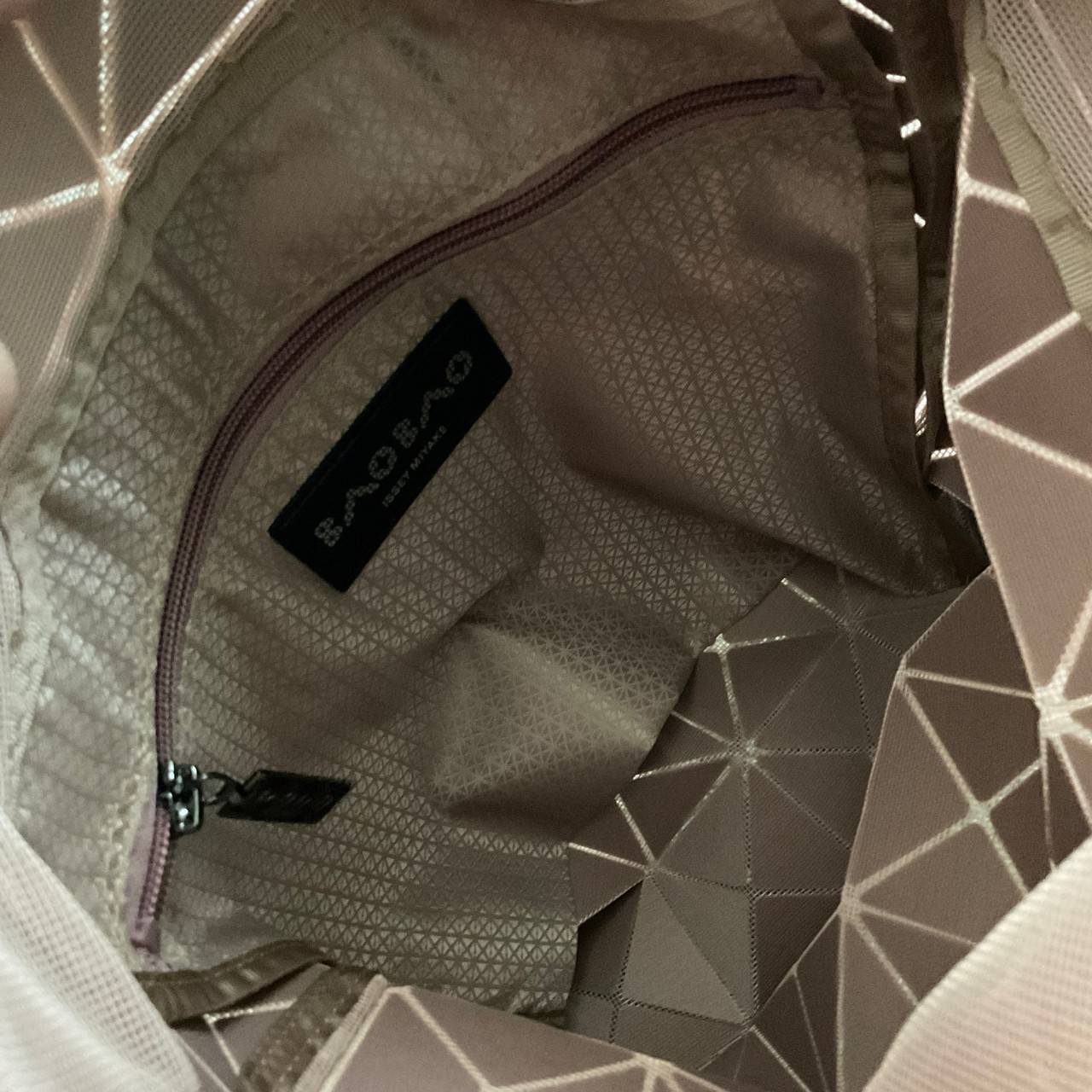 BAO BAO ISSEY MIYAKE LUCENT ONE-TONE กระเป๋าสะพายไหล่ ทรงโท้ท ใบใหญ่สวยมาก ปรับได้หลายทรงตามเอกลักษณ์เฉพาะของแบรนด์นี้ วัสดุ 100% POLYESTER PARTLY: SYMYHETIC LEATHER ด้านในใส่ของได้เยอะมาก ใส่ไอแพด สมุดโน้ตได้สบายเลย วัยทำงานหรือวัยนักศึกษา อย่างน้อยต้องม