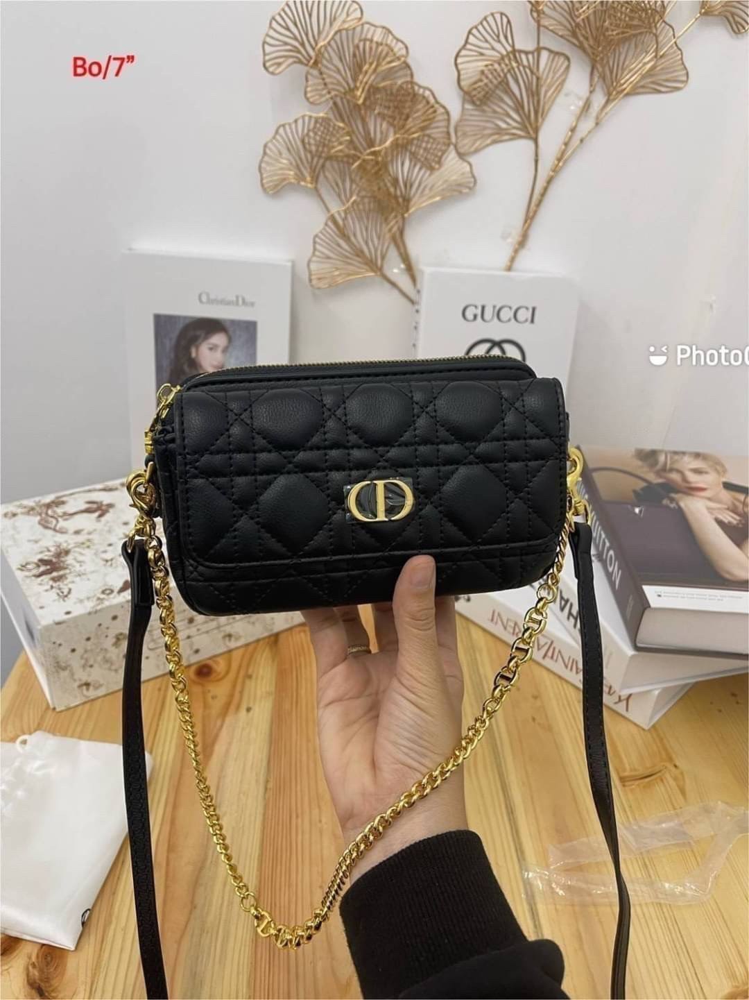 Dior Caro Pouch With Chain กระเป๋าสะพายทรงพอช รุ่นใหม่ ทรงใช้งานง่าย สะดวก กะทัดรัด วัสดุหนังคุณภาพดี มาพร้อมสายหนังสะพาย crossbody และสายโซ่อะไหล่ทองถอดออกได้ ปรับเปลี่ยนได้ตามสไตล์ อีกหนึ่งไอเท็มที่สาวๆต้องมีน้า 🛍 บอกเลยว่าเด็ดจ้า!!