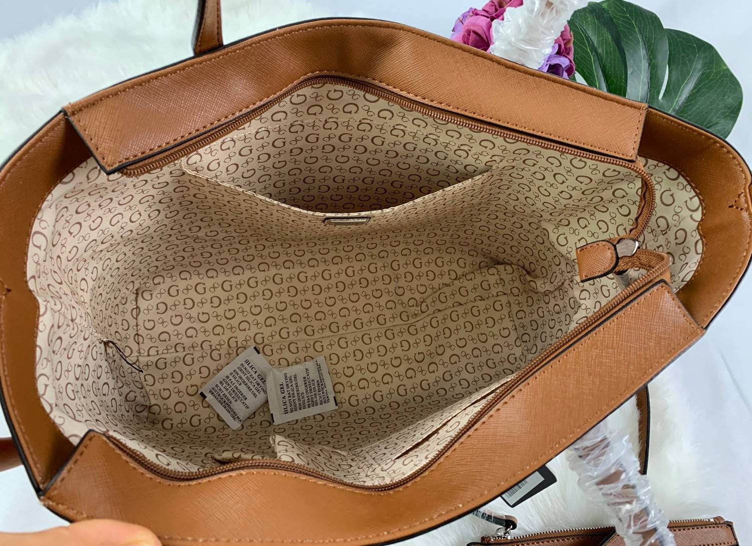 GUESS CASON BAG พร้อมส่งกระเป๋าถือ/สะพายข้าง วัสดุหนังลาย saffiano น้ำหนักเบา ด้านหน้าปั้มโลโก้แบรนด์ เปิดปิดกระเป๋าแบบซิปใช้งานสะดวก ภายในโล่ง กว้างทีเดียว สามารถใส่ A4 ได้ค่ะ มีช่องเล็กให้ใส่ของจุกจิก ผ้าซับด้าน ในลายแบรนด์สวยงาม ด้านหลังมีช่องเสียบบัตร
