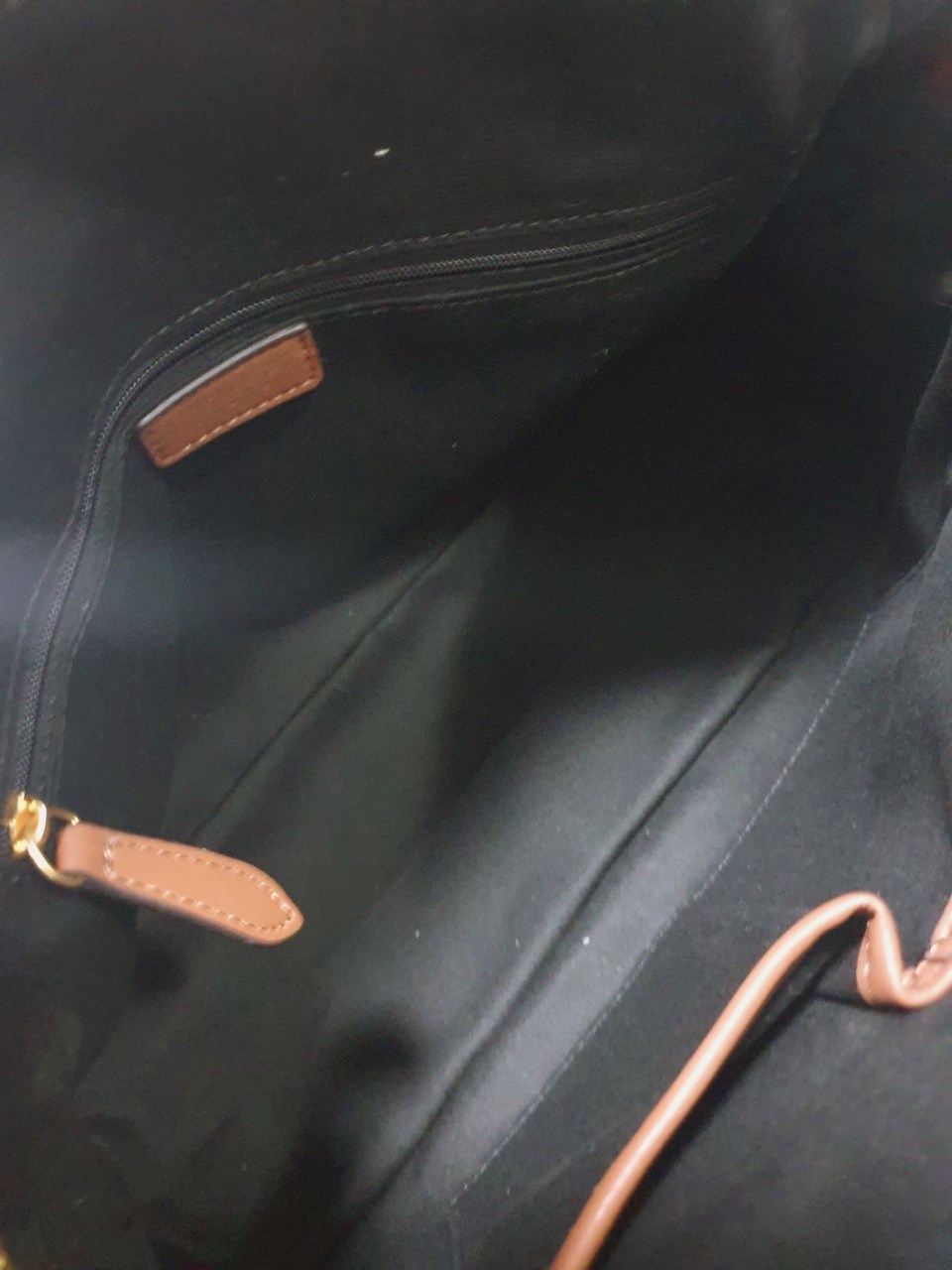 BURBERRY VINTAGE BAG VIP GIFT WITH PURCHASE (GWP) พรีเมี่ยมกิ๊ฟ Limited Edition จากBURBERRY วัสดุหนังทั้งใบ ทรงคลาสสิคสวยหรู เปิดปิดด้วยซิป ภายในมีช่องใส่ของโล่งกว้าง พร้อมช่องซิปอีกหนึ่งช่อง สามารถใส่มือถือ ipad ของจุกจิกได้ อีกด้านใส่ของพร้อมหยิบใช้ อะไ