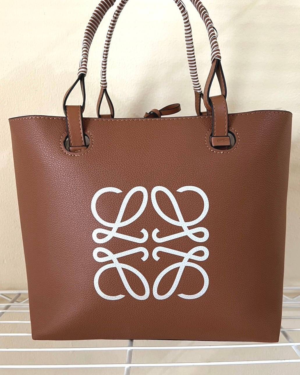 LOEWE TOTE BAG / Loewe Anagram printed leather tote bag / LOEWE HANDLE & SHOULDER BAG รุ่น Rare items กระเป๋าทรงโท้ทหนังนิ่มเทคเจอร์สวยดีไซน์สุดหรูคงเอกลักษณ์แบรนด์