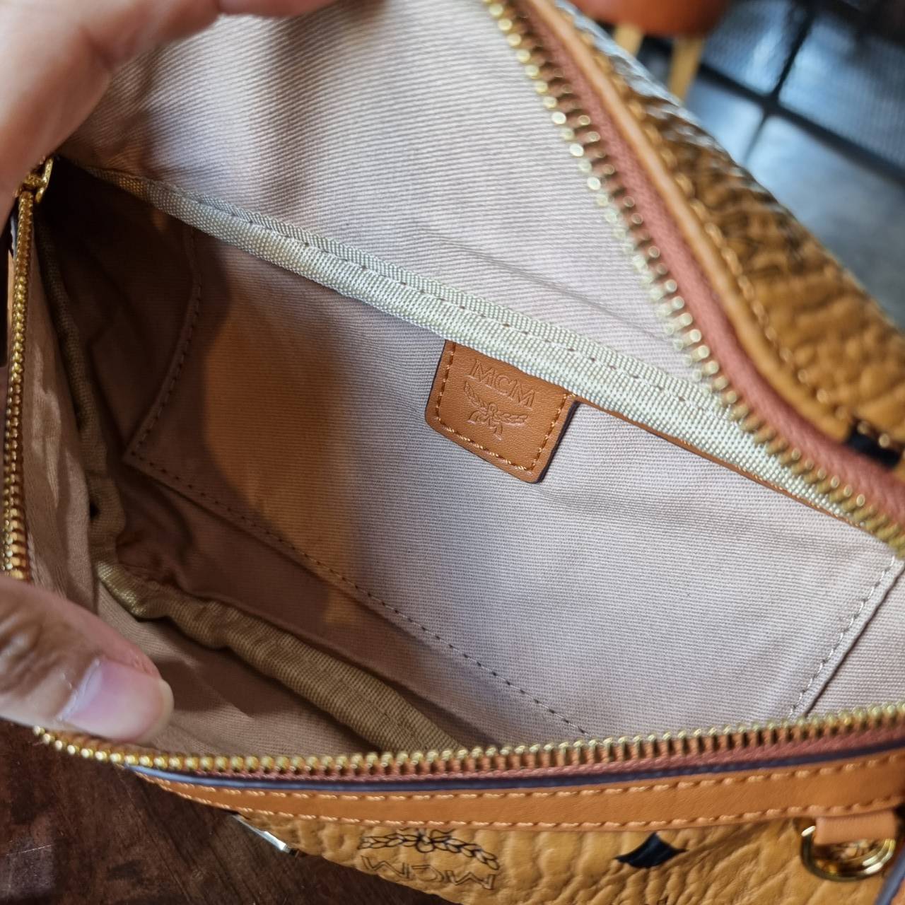 M.C.M SMALL FURSTEN BELT BAG IN VISETOS กระเป๋าคาดอกยอดฮิตอีกหนึ่งดีไซน์ ที่หนุ่มๆสาวๆใช้ได้ไม่มีเบื่อ รุ่นขายดีตลอดกาล ลายวิเซโต้เอกลักษณ์ ทั้งสปอร์ตและดูหรูในตัว ใช้งานง่ายด้วยไซส์ที่กะทัดรัด วัสดุหนังแคนวาสคุณภาพดี ภายในเป็นช่องโล่ง ใช