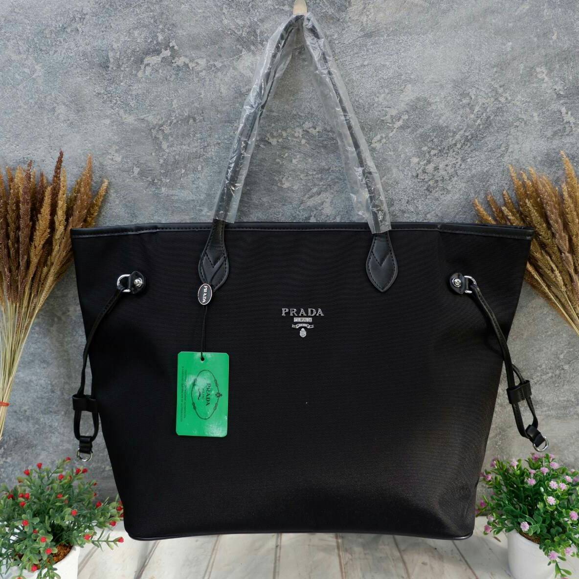 คุ้มจุใจสาวๆค้า 👏👏 ใบนี้ Must Have item! กระเป๋าสะพายทรง TOTE ใบใหญ่ จากพรีเมี่ยมกิ้ฟท์เคาเตอร์แบรนด์ PRADA อะไหล่เงินทั้งใบ เปิดปิดด้วยซิป สะพายไหล่ได้ ไม่ติด จุคุ้มมากสุดๆค่ะ ใส่เสื้อผ้า 1-2 วันได้สบาย ด้านข้างสามารถปรับได้สองทรงตามสไตล์