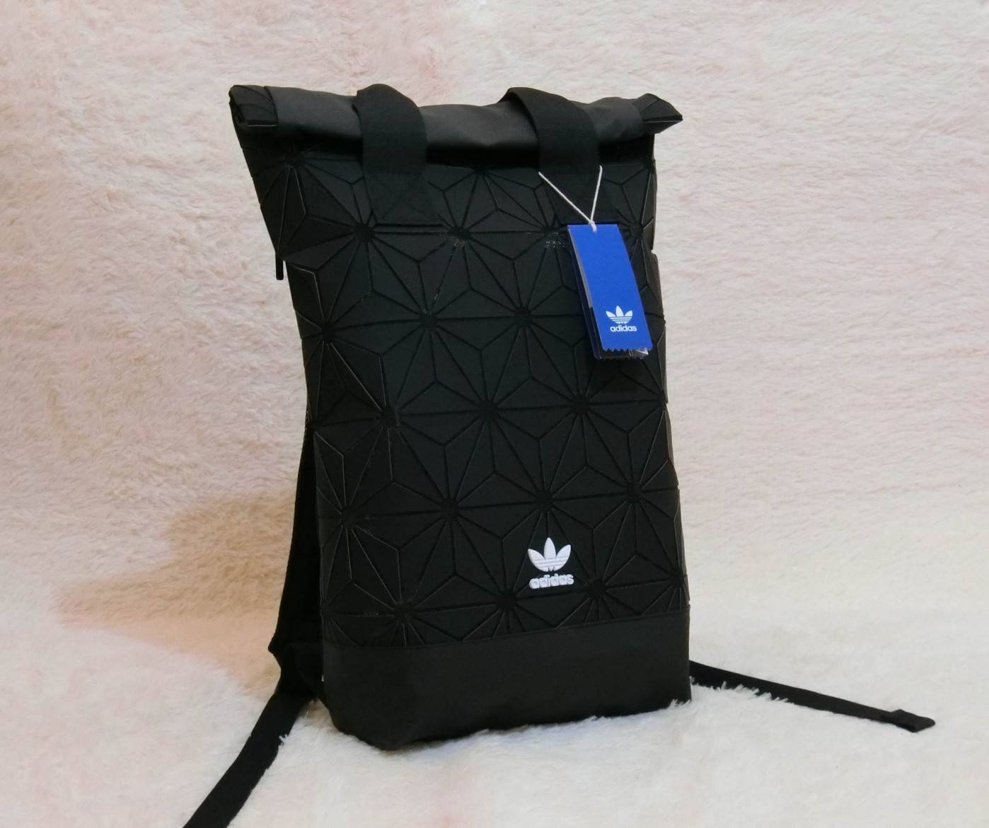 Adidas Originals BP Roll Top 3D Mesh 2017 Backpack Bag DH0100 กระเป๋าเป้สะพายหลัง ดีไซน์แบบ 3 มิติ วัสดุ polyurethane สีดำด้าน โดยใช้ลูกเล่น ของเหลี่ยมและมุมเชื่อมเข้าหากัน ออกแบบกระเป๋า เป็นเหมือนถุงทรงสูง ในส่วนปากกระเป๋าเป็นแบบตีนตุ๊กแก ม้วนพับ และติดก