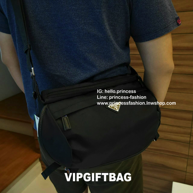 PRADA VIP GIFT NYLON CROSSBODY BAG สำหรับท่านผู้ชาย กับกระเป๋าสะพายข้าง ทรงสวย ใบใหญ่ วัสดุผ้า nylon คุณภาพดี กันน้ำ100% มาพร้อมป้ายโลโก้แบรนด์โลหะ ตอบโจทย์ทุกไลฟ์สไตล์ ตัวกระเป๋าอะไหล่เงินมีช่องซิปด้านนอก2ช่อง ด้านในมีช่องซิป และช่องใส่ของหลายช่องใส่ของไ