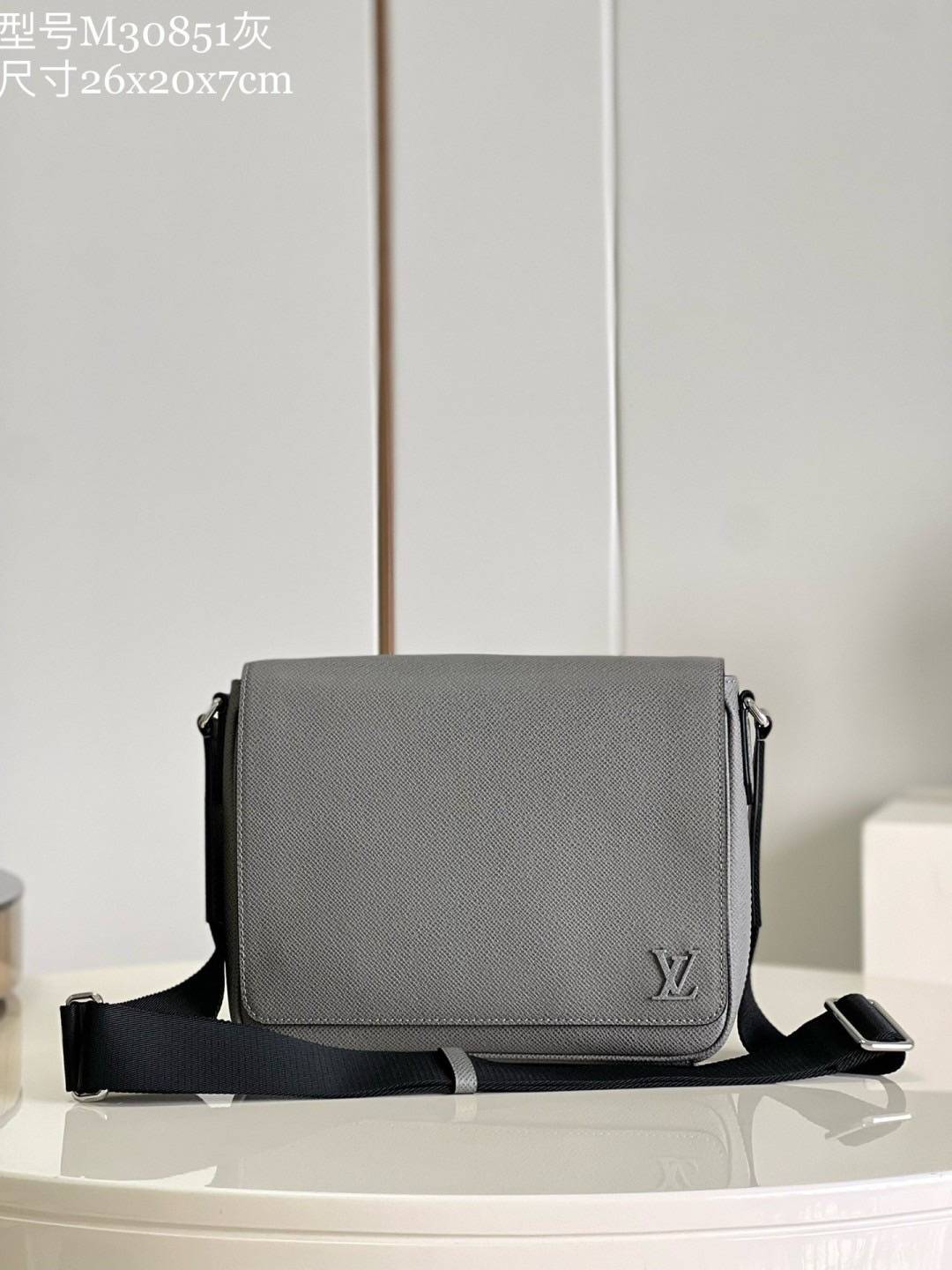 เกรดเทพ Top ORI | LV District PM Taiga leather Glacier Gray กระเป๋าสะพายทรงแมสเซ็นเจอร์ หนังแท้ เกรดดีสุด เทียบแท้