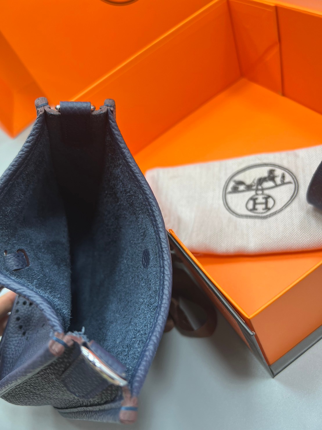 HERMES evelyne mini bag Luxury Bag กระเป๋าสะพายแบรนด์ดัง แบรนด์หรู คลาสสิกตลอดกาล ใช้ได้ทั้งชายหญิง ใบเดียวจบ สวยรวยปัง เกรดท็อปออริจินอล ภาพสินค้าถ่ายจากงานขายจริง ใช้งานต่างประเทศได้