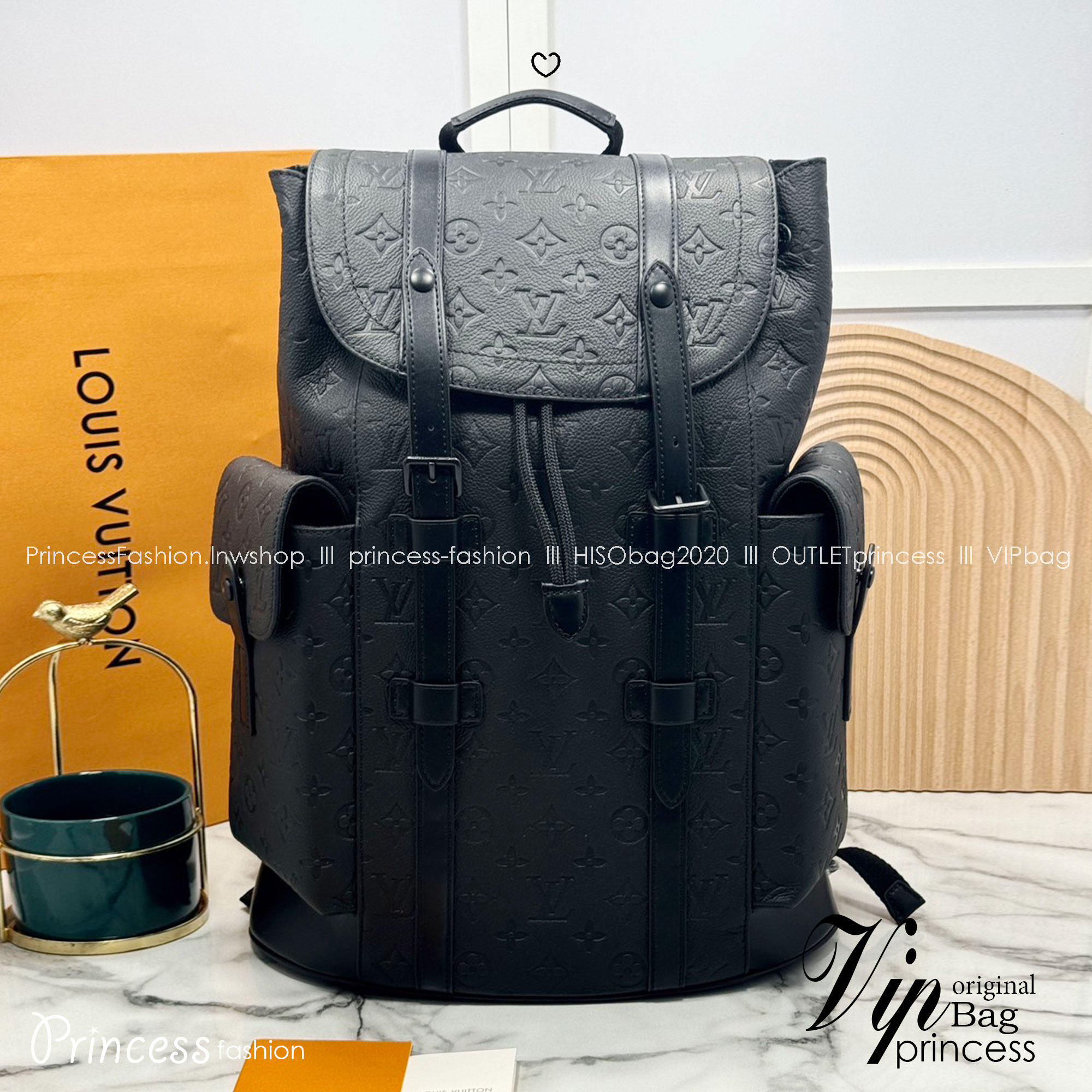 LV Christopher MM Backpack กระเป๋าเป้สะพายหลังขนาดกลาง สีดำเต็มใบสวยคลาสสิก ปั้มลายโมโนแกรม ตอบโจทย์การใช้งานด้วยช่องกระเป๋าด้านข้าง 2 ช่อง ดีไซน์กระดุมกดและสายรูดเพิ่มความปลอดภัยในการพกพาสิ่งของด้านใน